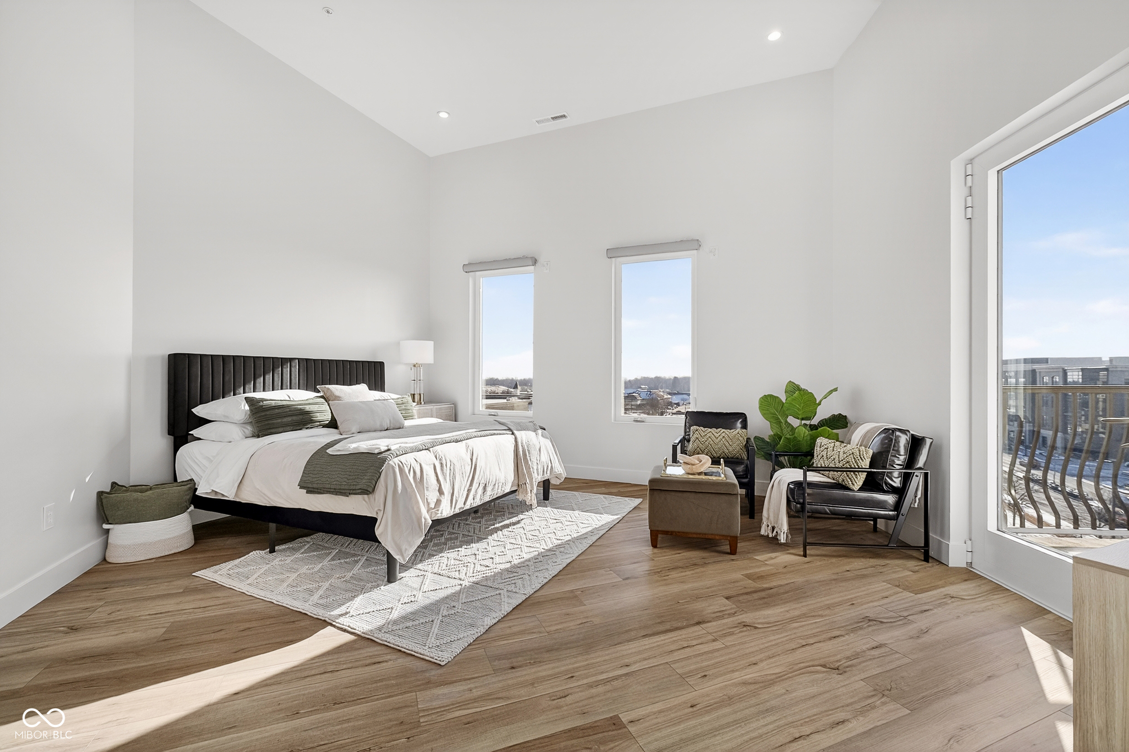 Carmel, Indiana, 46032, United States, 2 Bedrooms Bedrooms, ,3 BathroomsBathrooms,Residential,For Sale,1981116