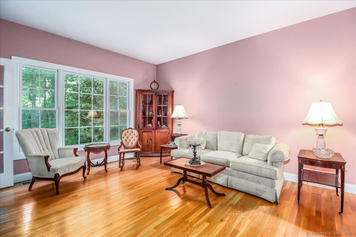 Shelton, Connecticut, 06484, United States, 5 Bedrooms Bedrooms, ,4 BathroomsBathrooms,Residential,For Sale,1943251