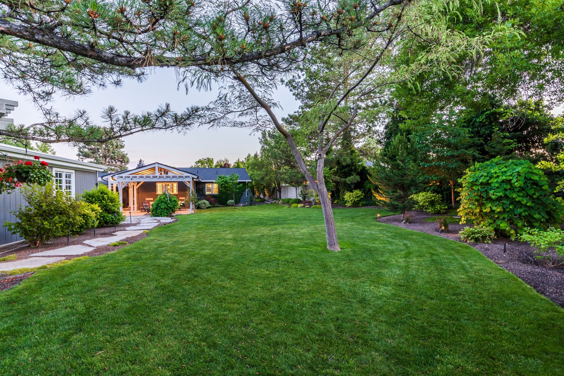  Tastefully Updated Holladay Rambler on .60 acre Manicured Lot - 物件實景