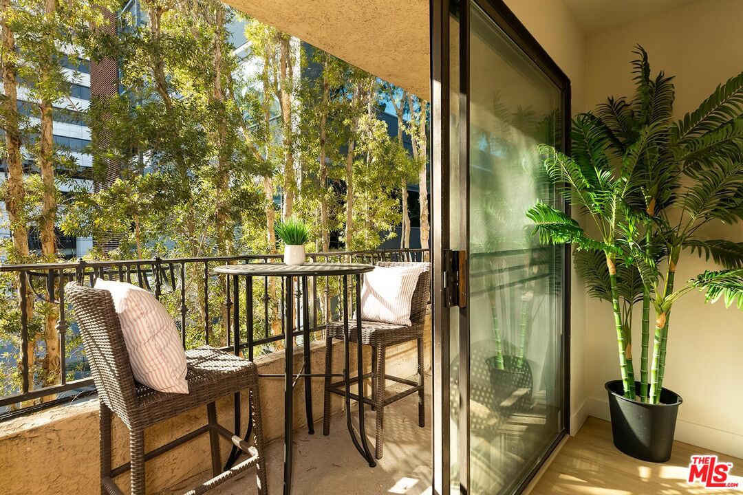 Los Angeles, California, 90025, United States, 2 Bedrooms Bedrooms, ,2 BathroomsBathrooms,Residential,For Sale,2003493