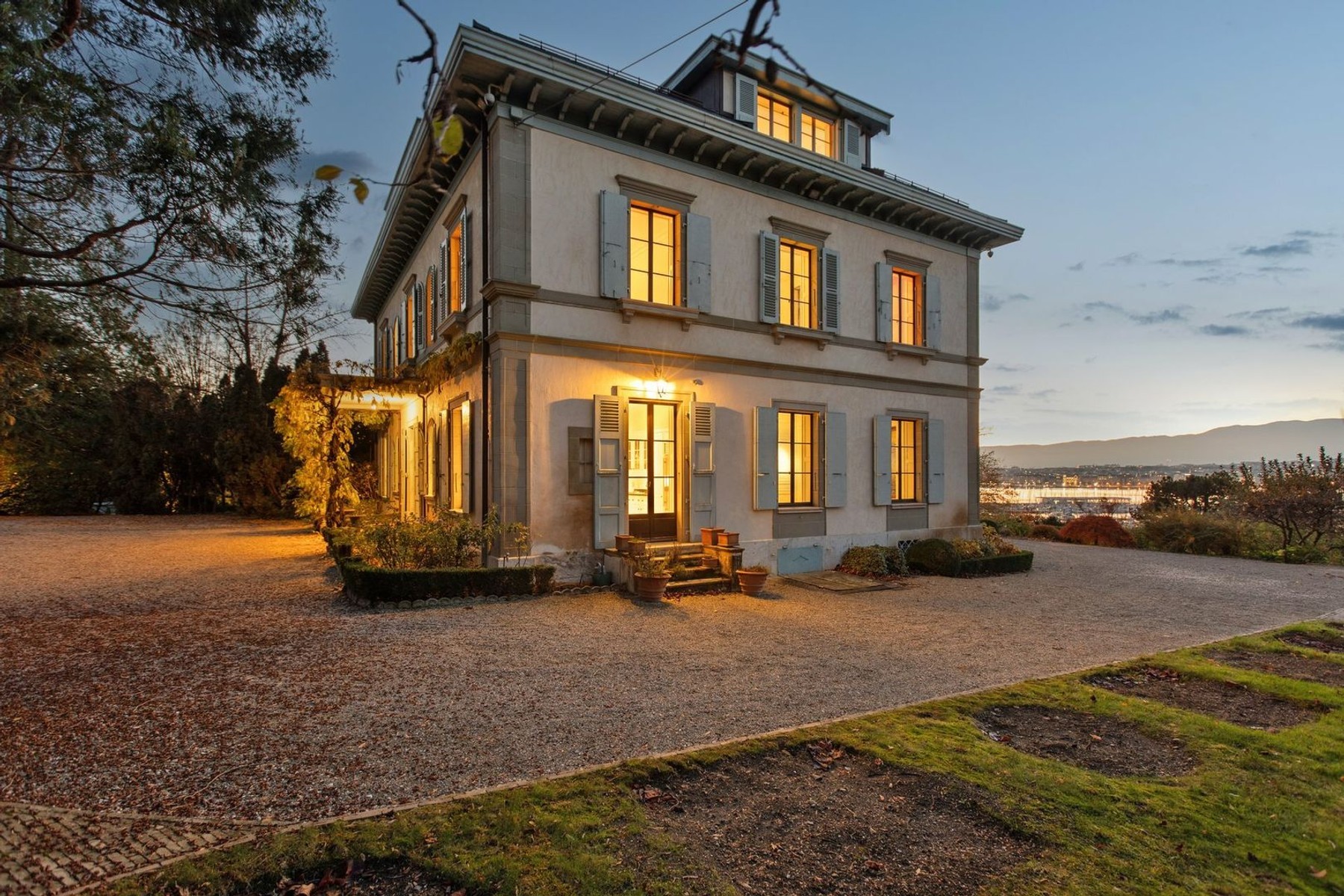  Stunning Mansion 
Rampe de Cologny - 物件實景