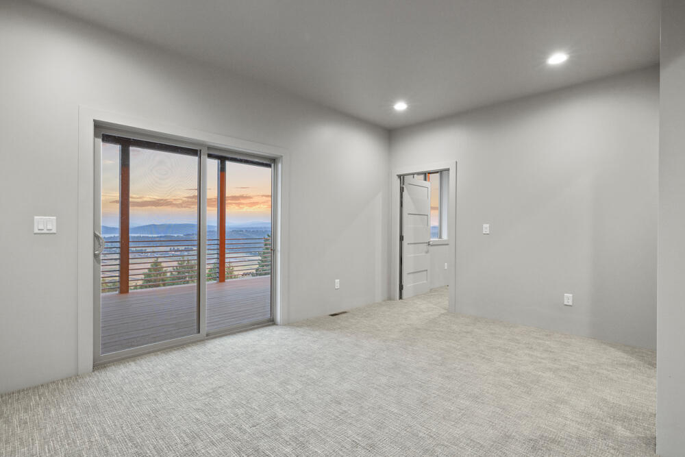 Klamath Falls, Oregon, 97601, United States, 3 Bedrooms Bedrooms, ,4 BathroomsBathrooms,Residential,For Sale,1794380