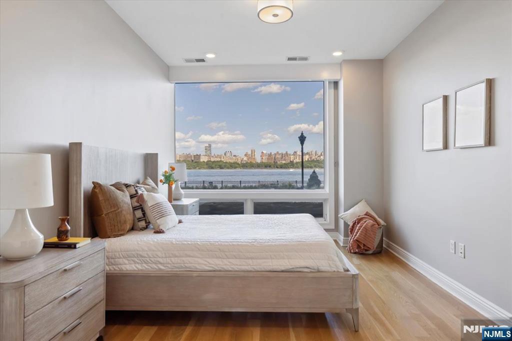 Edgewater, New Jersey, 07020, United States, 2 Bedrooms Bedrooms, ,2 BathroomsBathrooms,Residential,For Sale,1849063