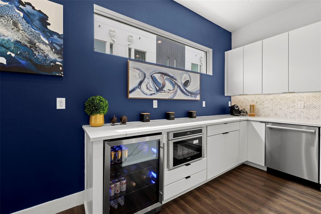 St Petersburg, Florida, 33701, United States, 2 Bedrooms Bedrooms, ,3 BathroomsBathrooms,Residential,For Sale,1994589