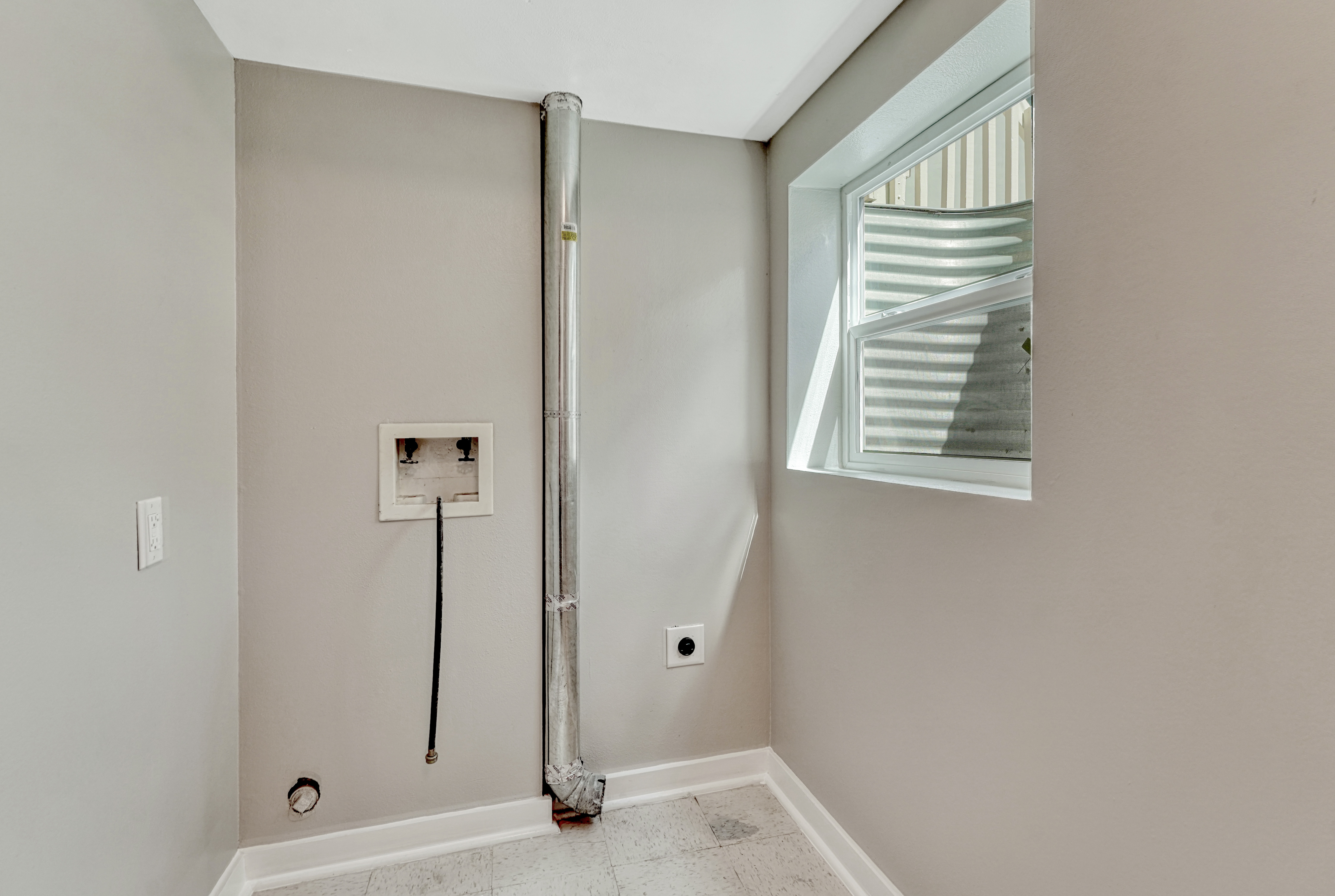  Welcome to This Beautifully Updated Home in Calvert Heights - 物件實景