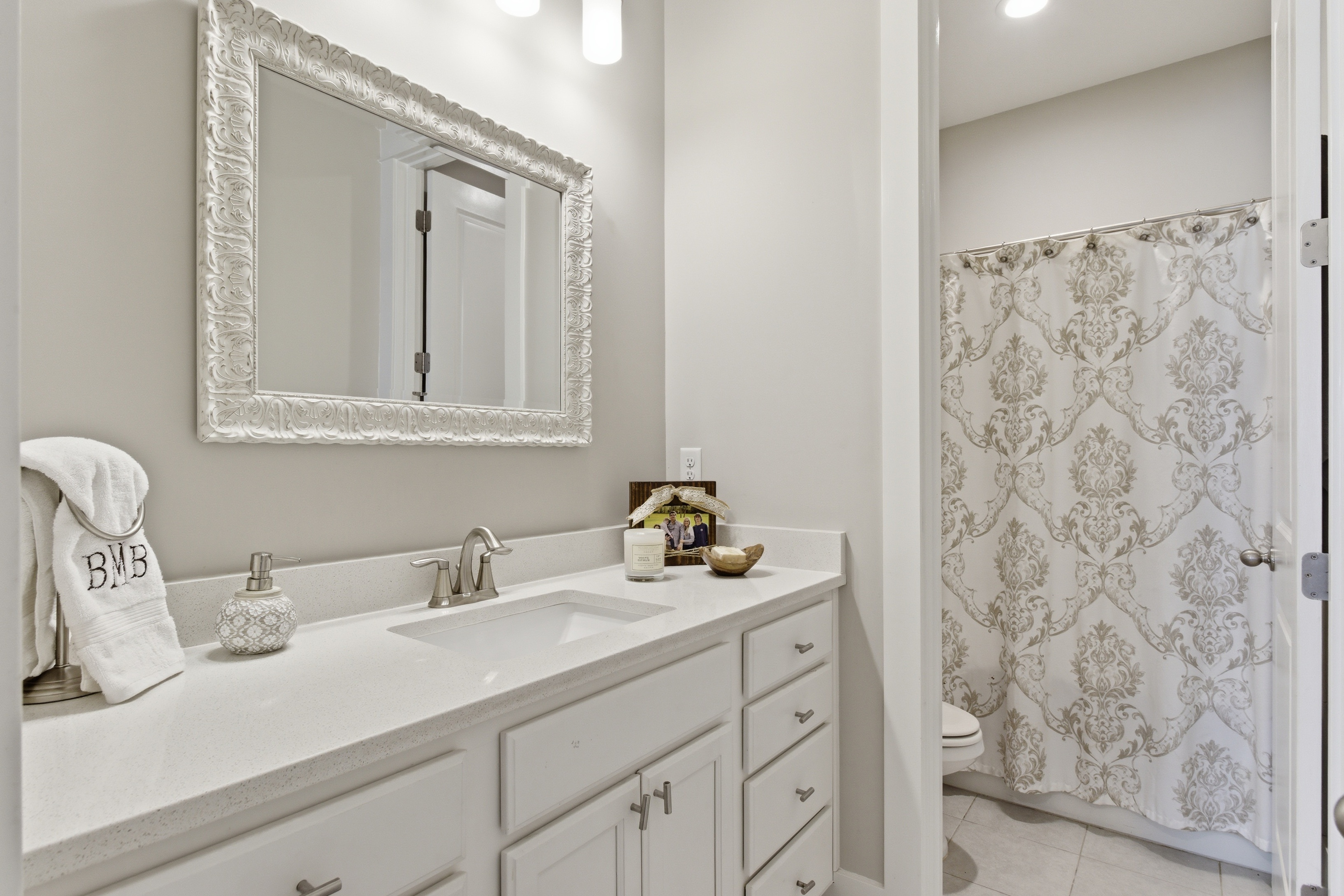  Spacious Corner-Lot Retreat With Flexible Living - 物件實景