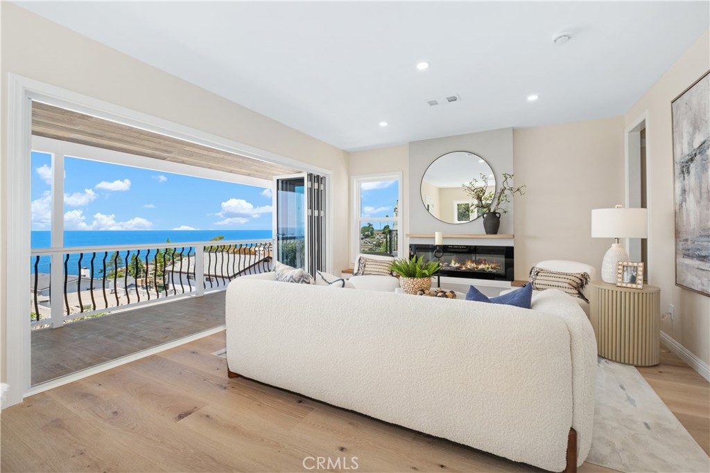 Laguna Beach, California, 92651, United States, 2 Bedrooms Bedrooms, ,3 BathroomsBathrooms,Residential,For Sale,1998159