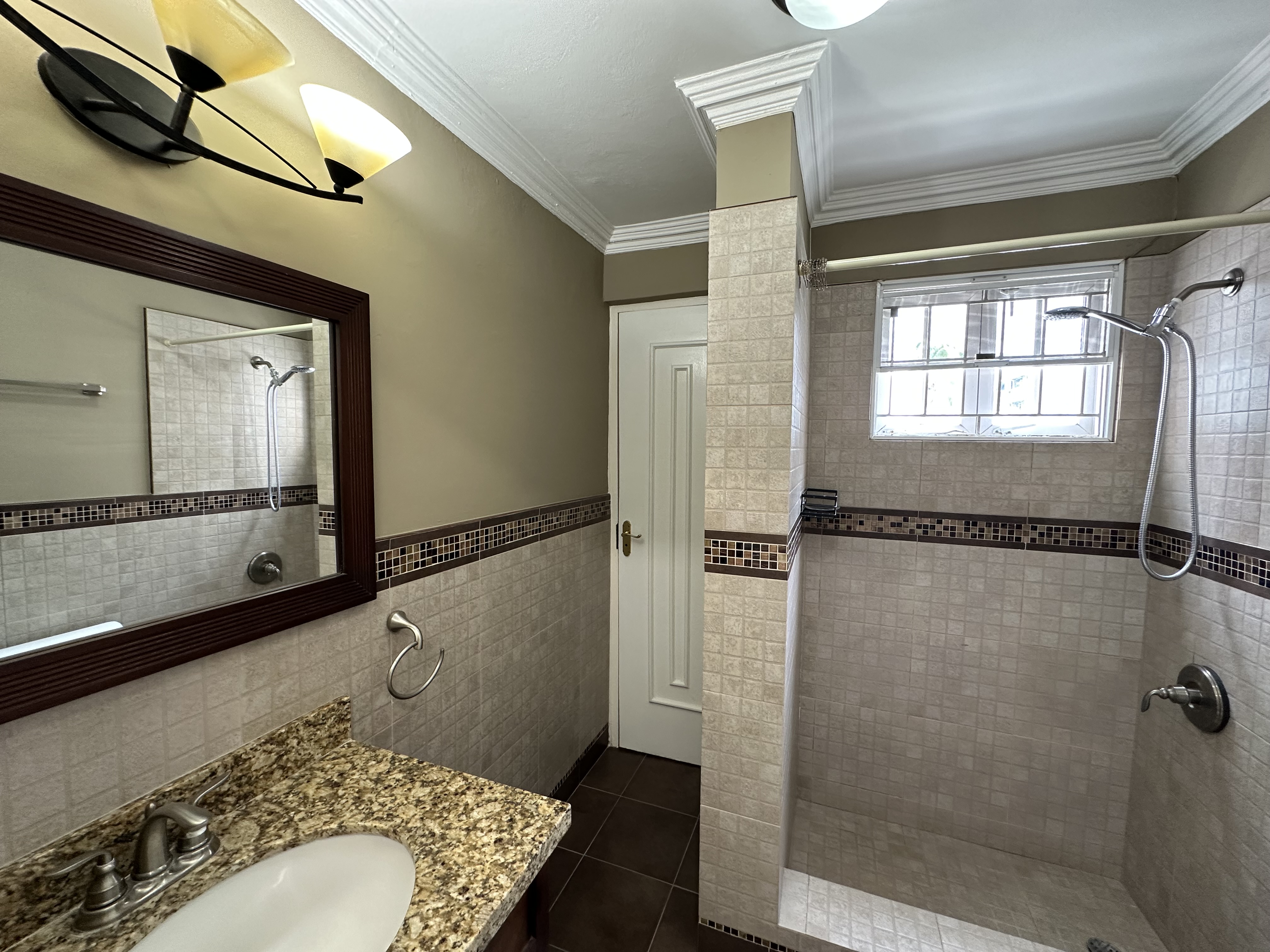 Kingston 6, JM, 3 Bedrooms Bedrooms, ,4 BathroomsBathrooms,Residential,For Sale,1901284