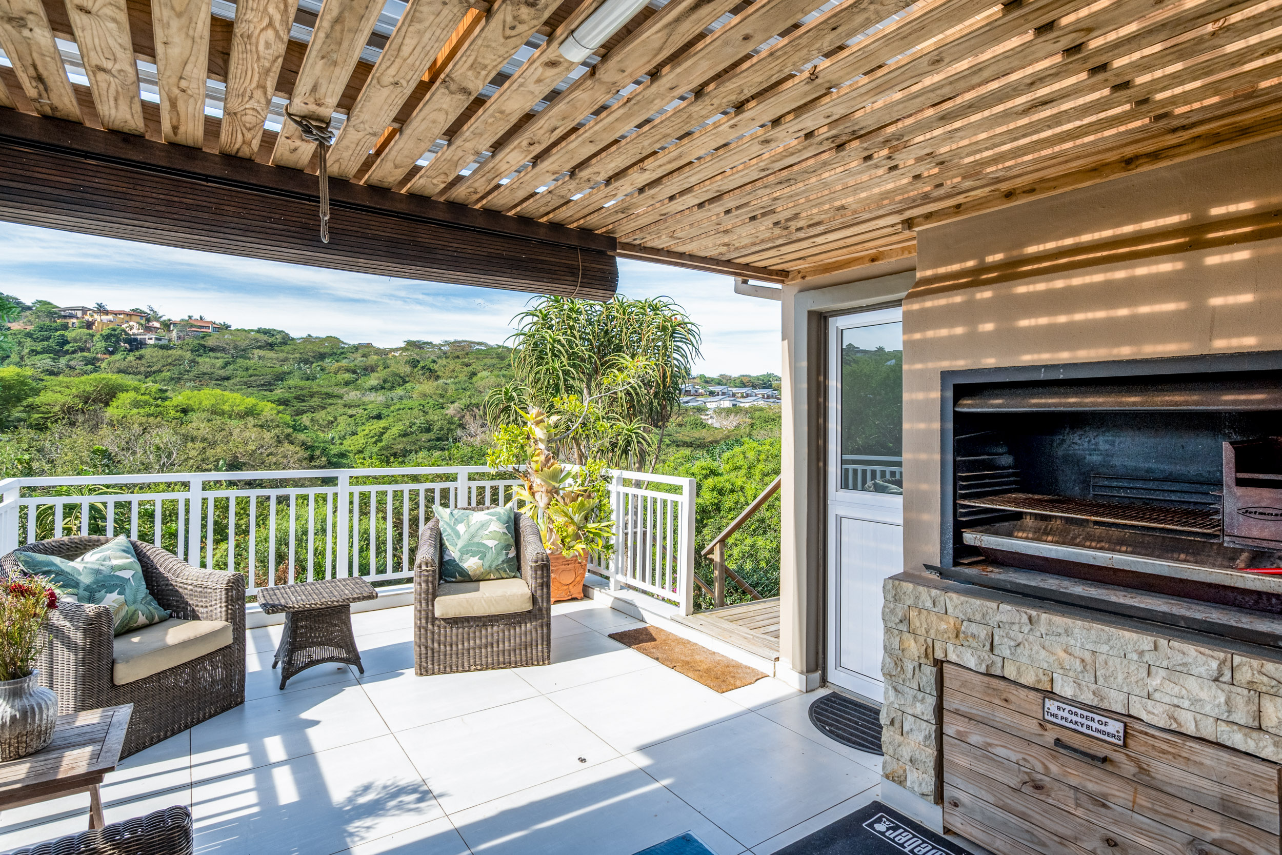  Forest Retreat with Solar Power and Exceptional Outdoor Living in Seaward Estate - 物件實景
