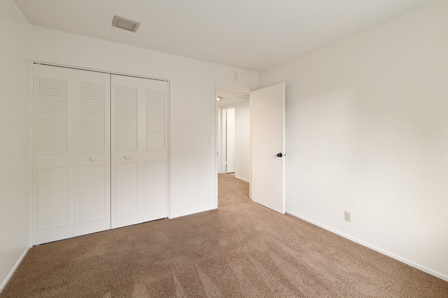  Updated and Well Located Lake Forest Glen Condo - 物件實景