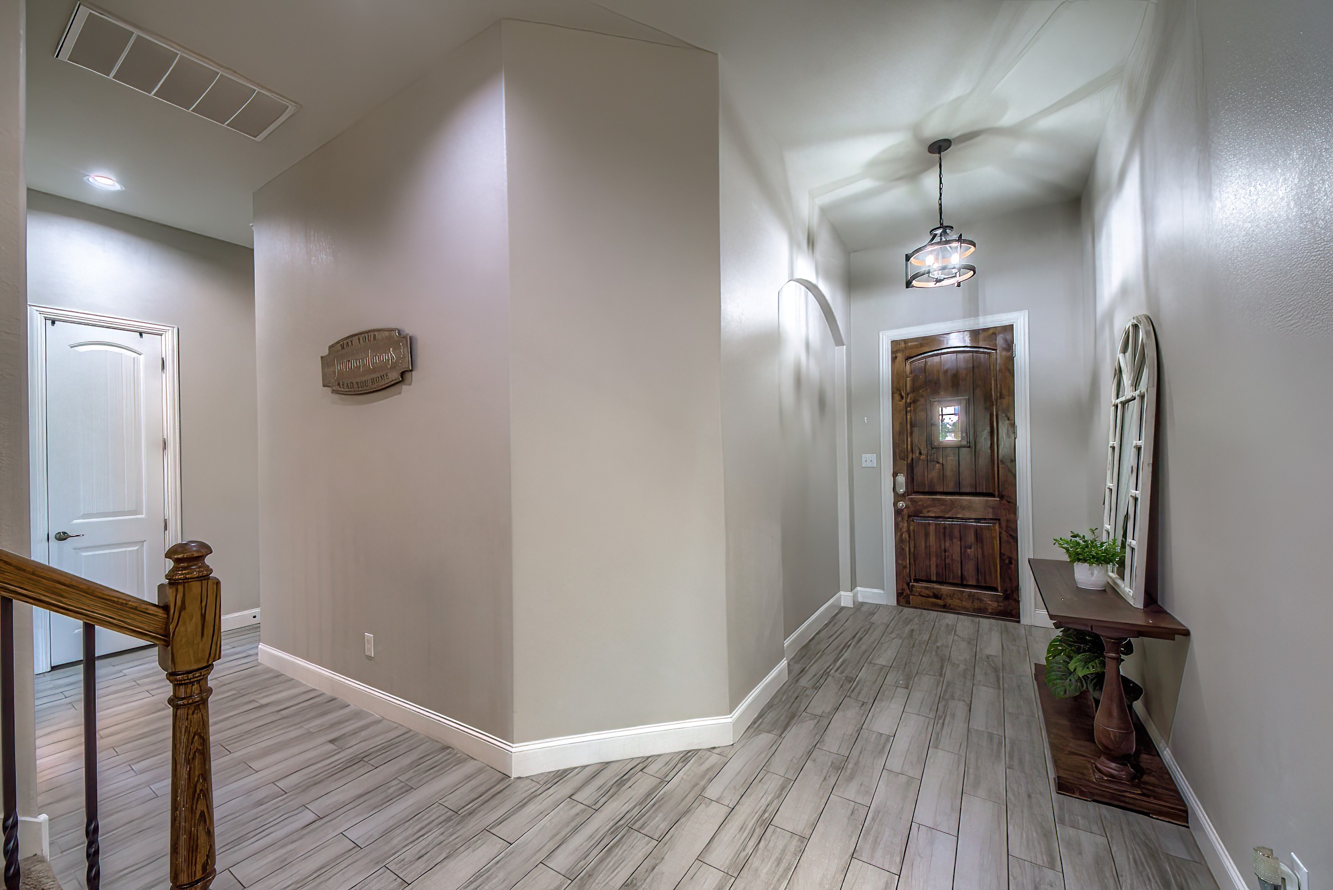  Four Bedrooms + Bonus Room in Prime Location - 物件實景