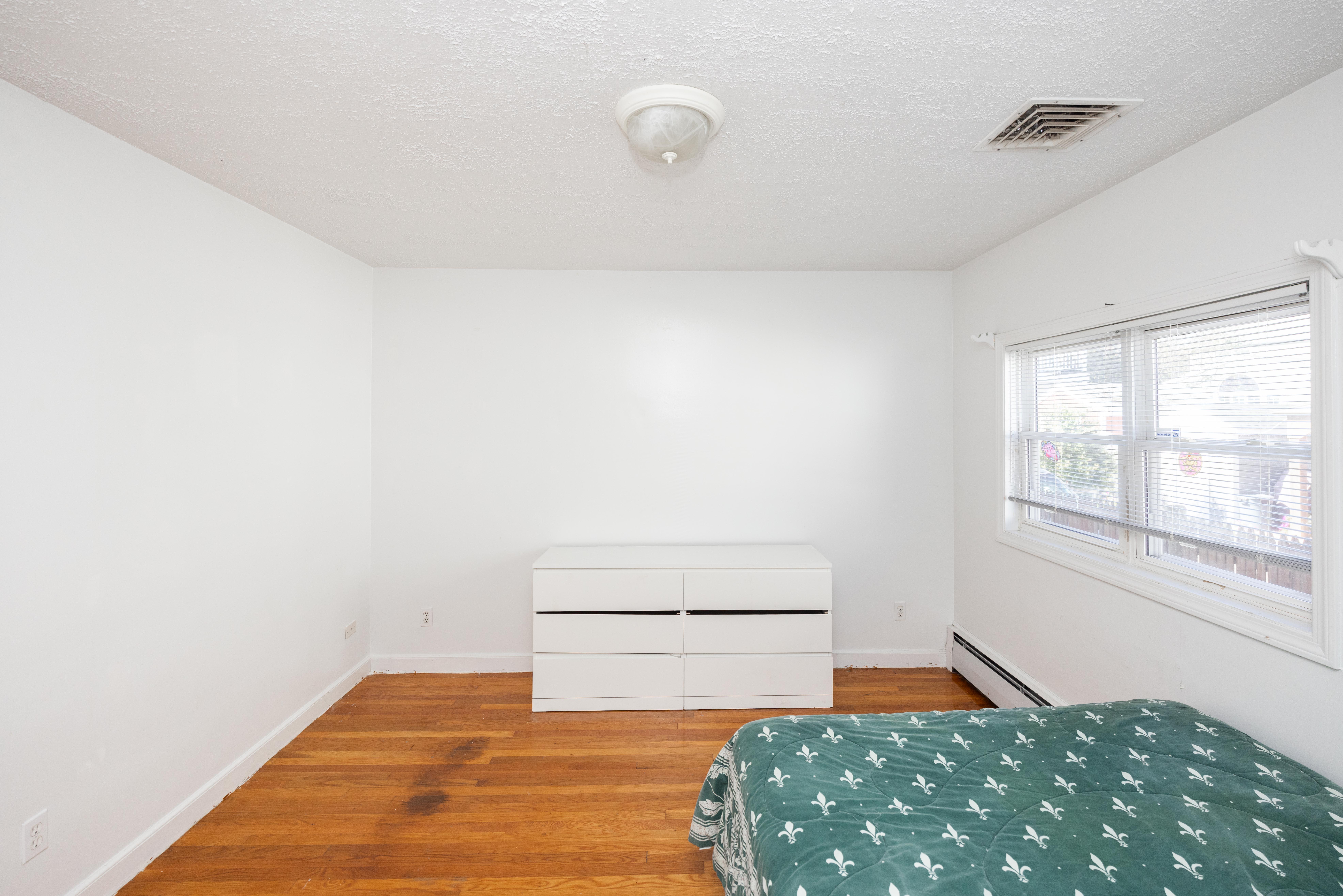 Chelsea, Massachusetts, 02150, United States, 5 Bedrooms Bedrooms, ,2 BathroomsBathrooms,Residential,For Sale,1983279