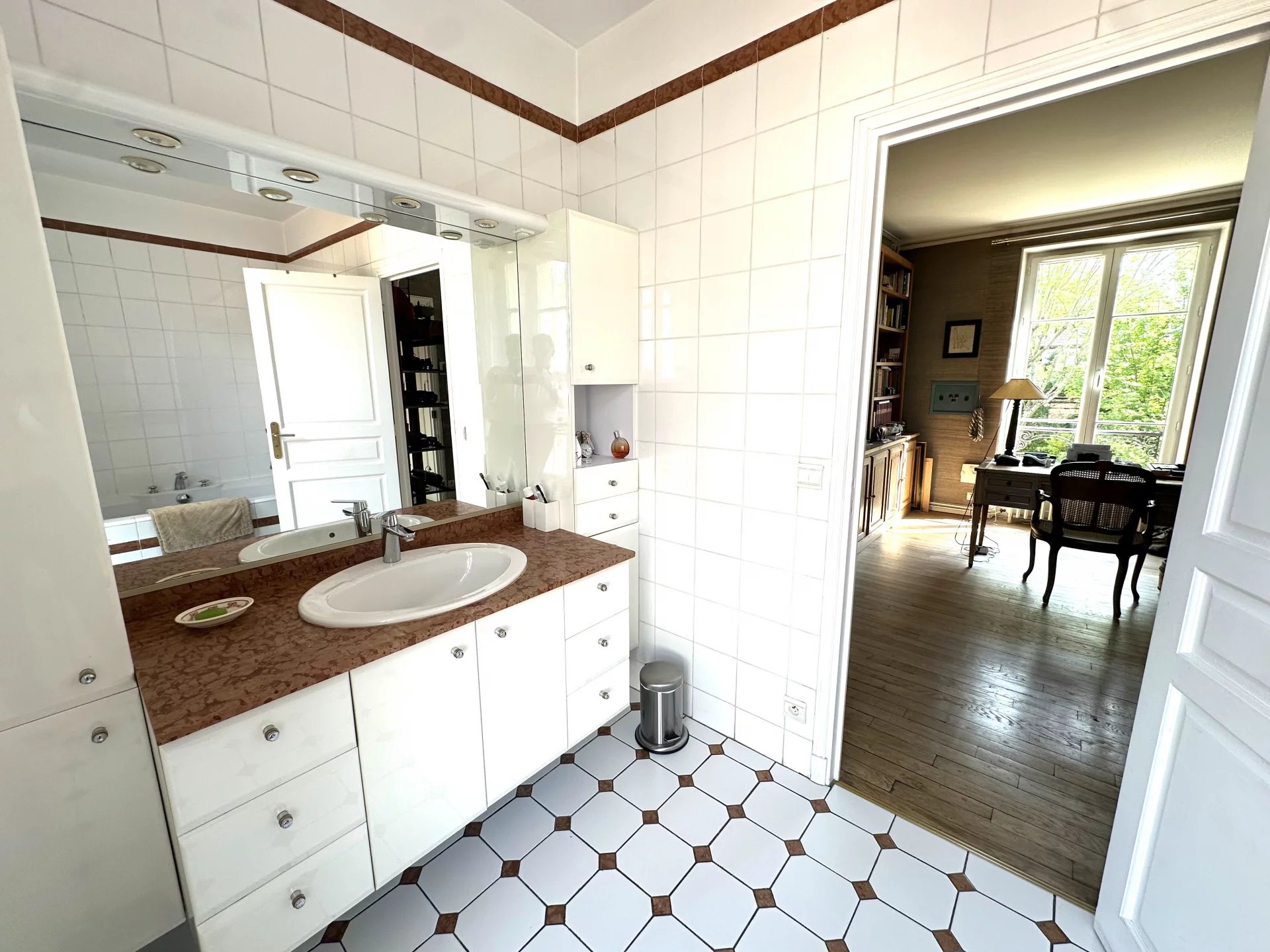 Le Vésinet, Île-de-France, 78110, FR, 6 Bedrooms Bedrooms, ,5 BathroomsBathrooms,Residential,For Sale,1994662