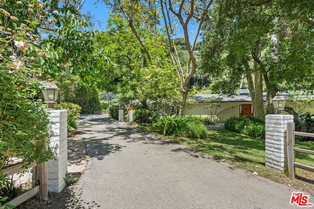 Los Angeles, California, 90049, United States, 4 Bedrooms Bedrooms, ,4 BathroomsBathrooms,Residential,For Sale,1901506