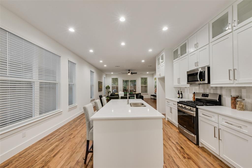 Dallas, Texas, 75208, United States, 3 Bedrooms Bedrooms, ,3 BathroomsBathrooms,Residential,For Sale,1986150