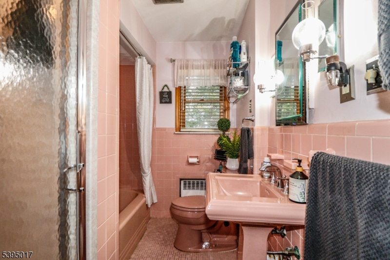 Rahway City, New Jersey, 07065, United States, 4 Bedrooms Bedrooms, ,2 BathroomsBathrooms,Residential,For Sale,1986510