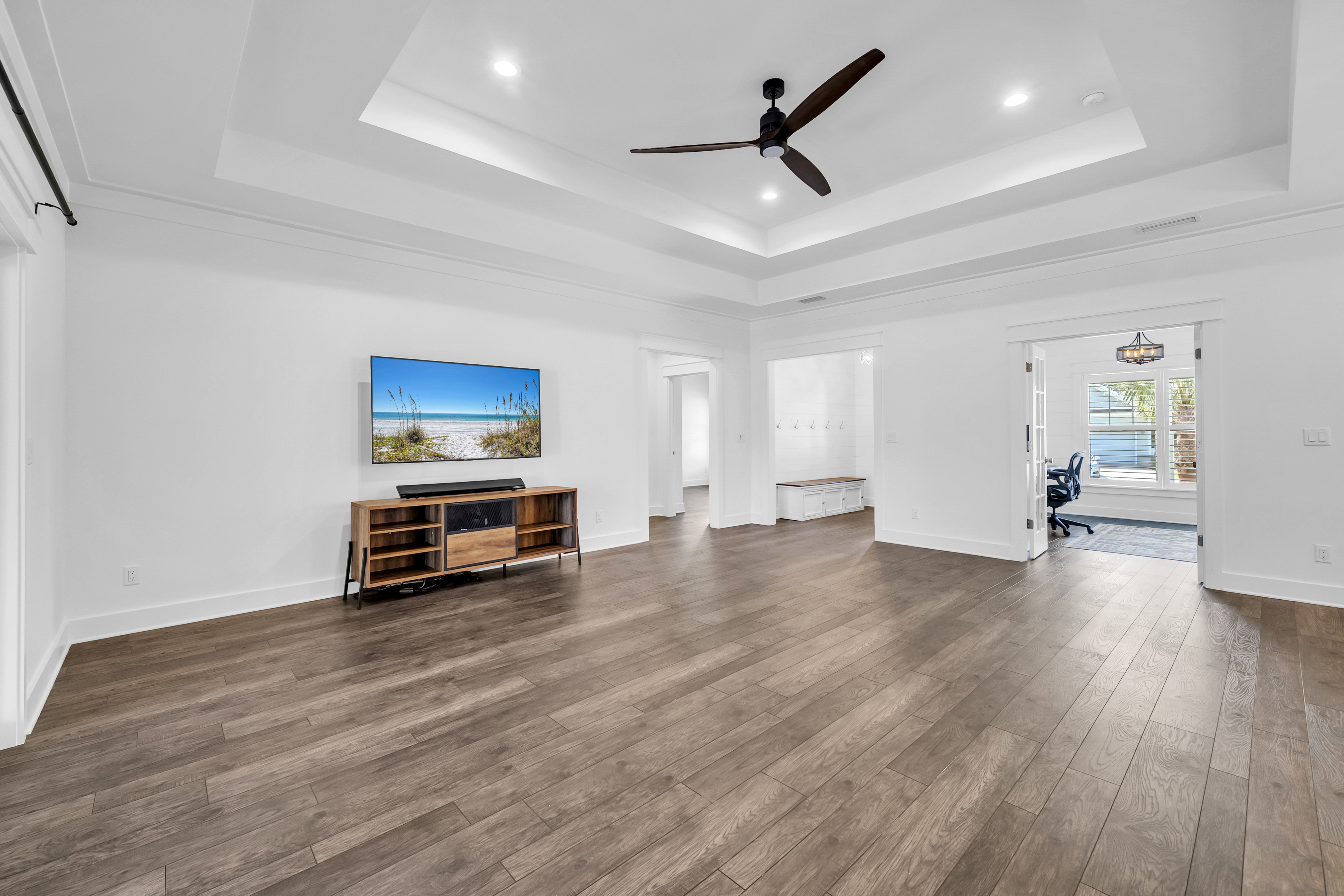  Move-In Ready Brick Home with Spacious Fenced Backyard Near the Bay - 物件實景