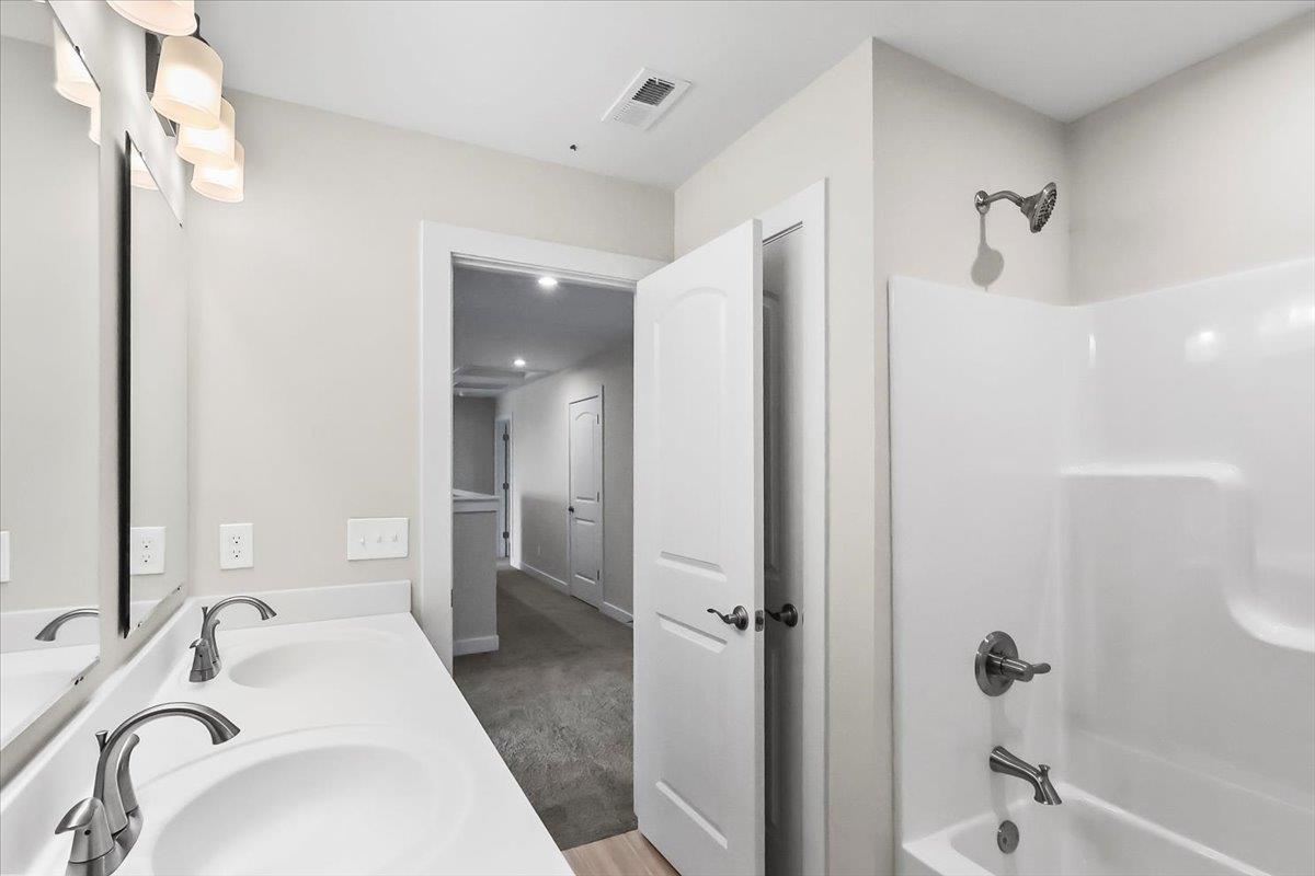 Bowling Green, Kentucky, 42104, United States, 4 Bedrooms Bedrooms, ,3 BathroomsBathrooms,Residential,For Sale,1897325