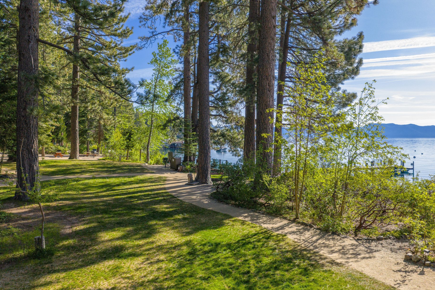  Iconic, Updated A-frame Steps from Trails with Private Beach Membership - 物件實景