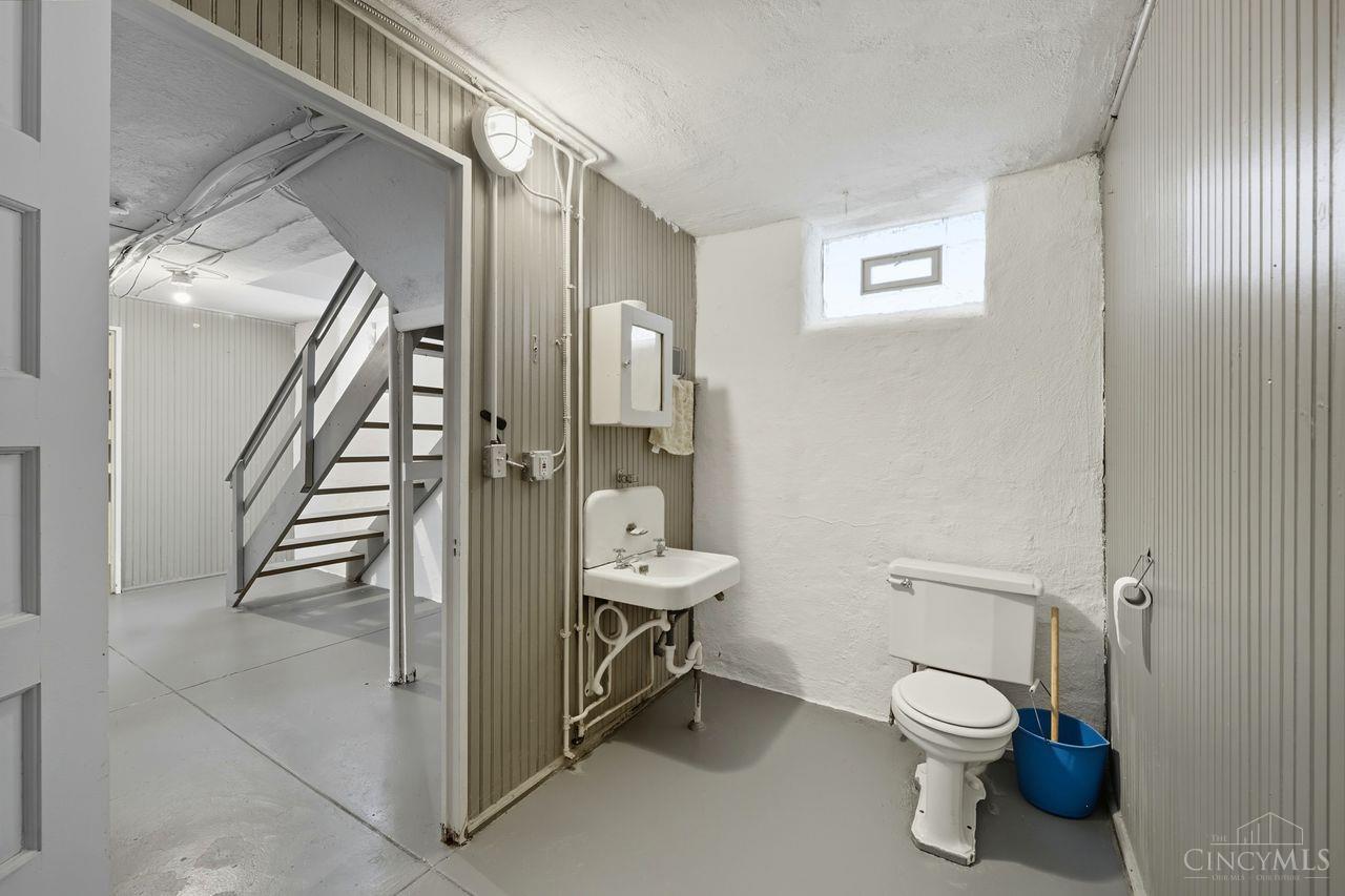 Norwood, Ohio, 45212, United States, 5 Bedrooms Bedrooms, ,5 BathroomsBathrooms,Residential,For Sale,1948609