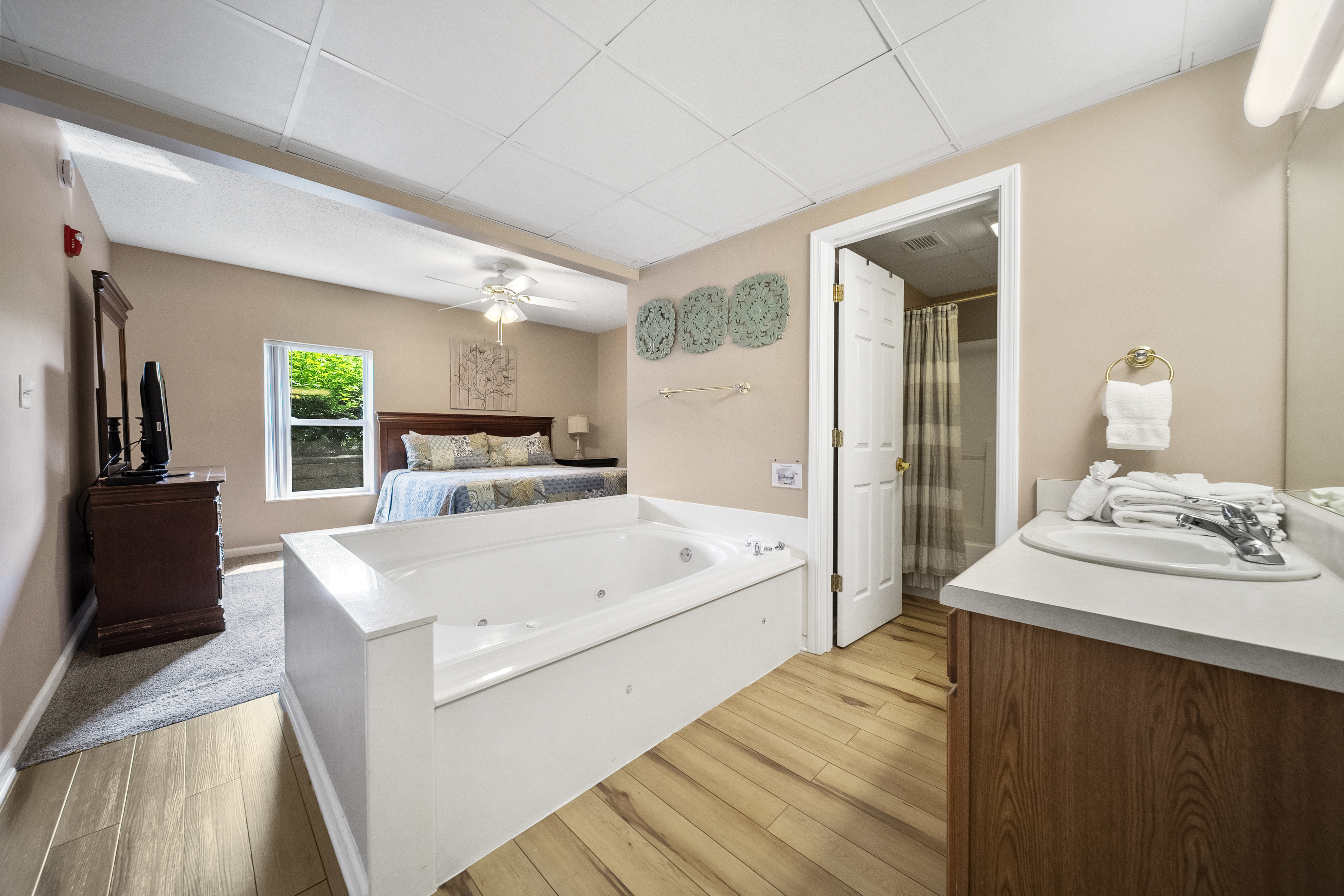 Pigeon Forge, Tennessee, 37863, United States, 4 Bedrooms Bedrooms, ,3 BathroomsBathrooms,Residential,For Sale,1923955