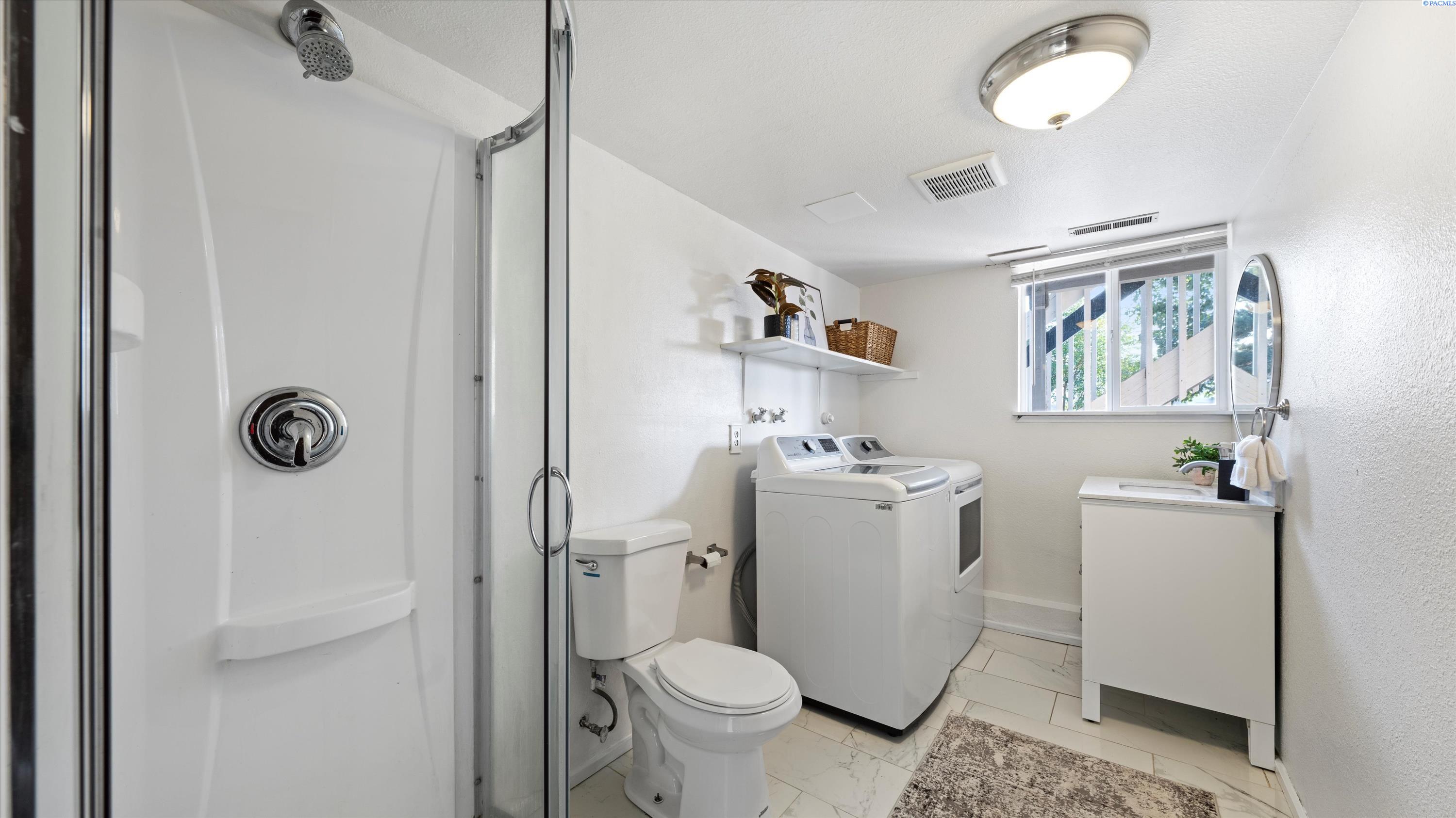 Kennewick, Washington, 99338, United States, 4 Bedrooms Bedrooms, ,1 BathroomBathrooms,Residential,For Sale,1933317