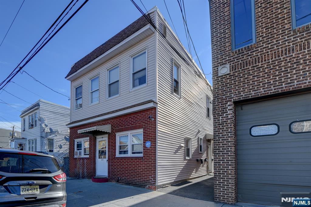 Belleville, New Jersey, 07109, United States, 6 Bedrooms Bedrooms, ,3 BathroomsBathrooms,Residential,For Sale,1967970