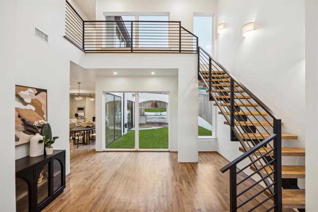 Dallas, Texas, 75211, United States, 4 Bedrooms Bedrooms, ,3 BathroomsBathrooms,Residential,For Sale,1988260