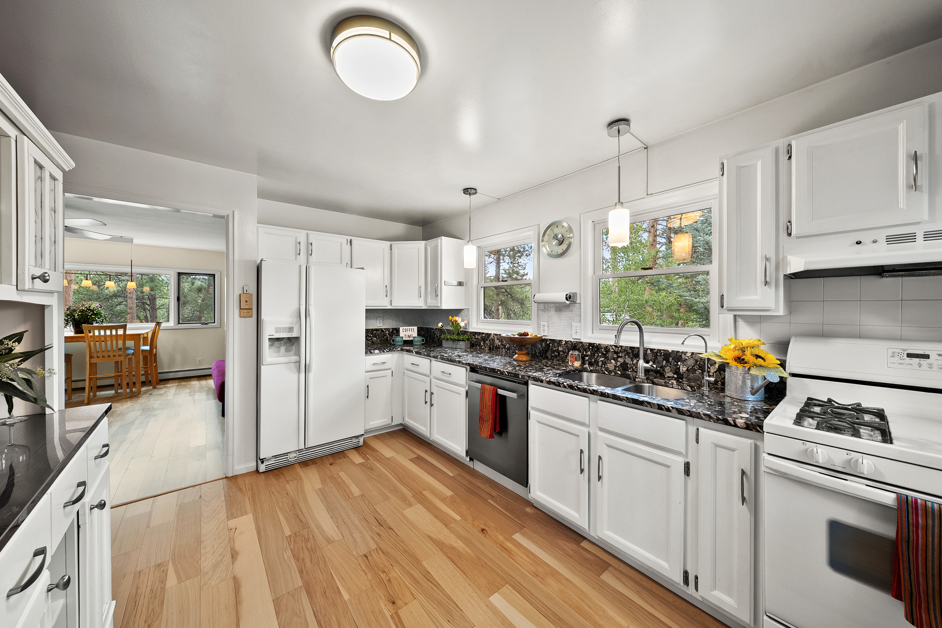  Rare Opportunity to Own 2 Homes Just Steps Away from Coveted Evergreen Lake - 物件實景