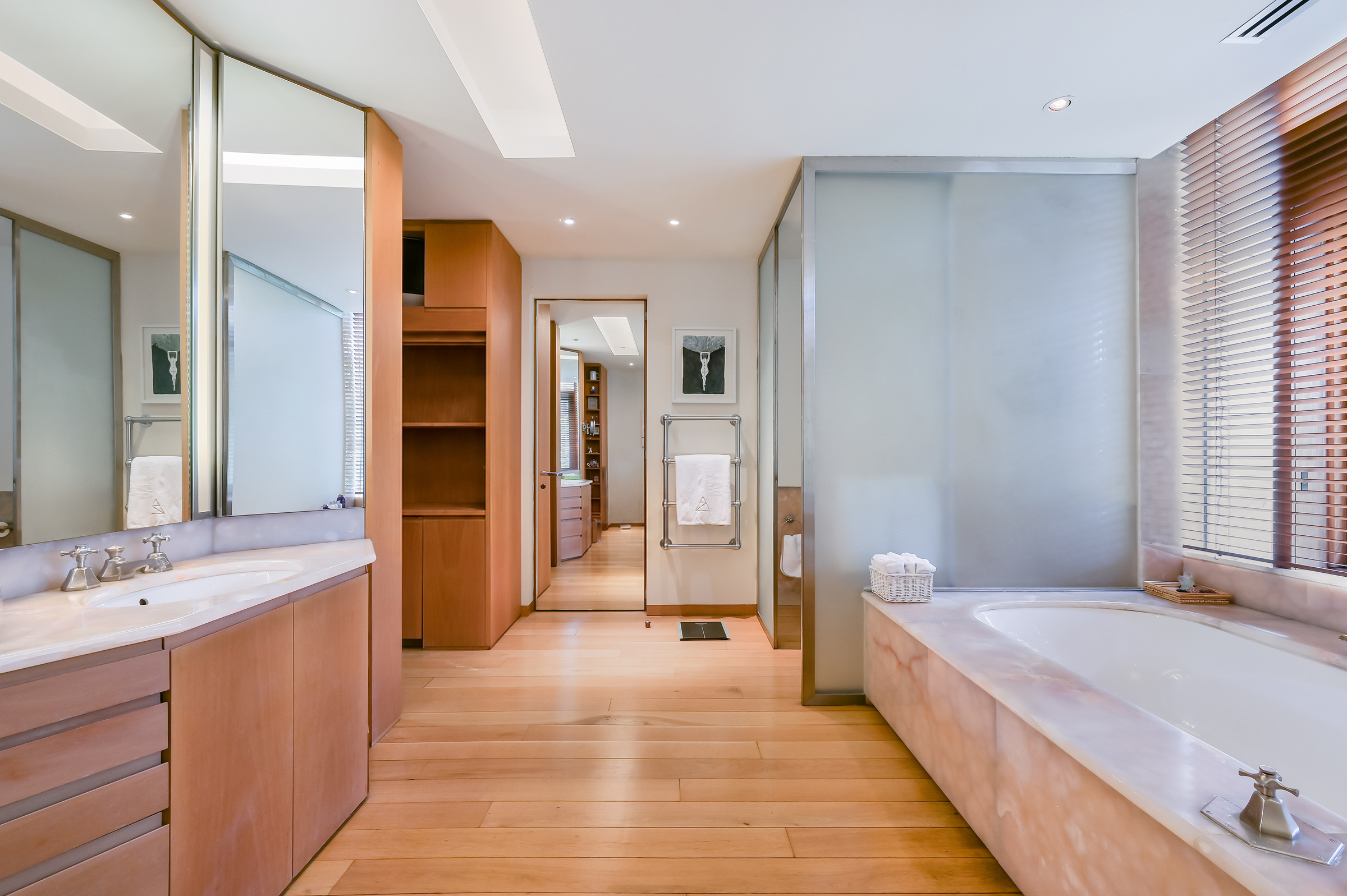  An architectural house on The Bishops Avenue with an indoor-outdoor pool - 物件實景