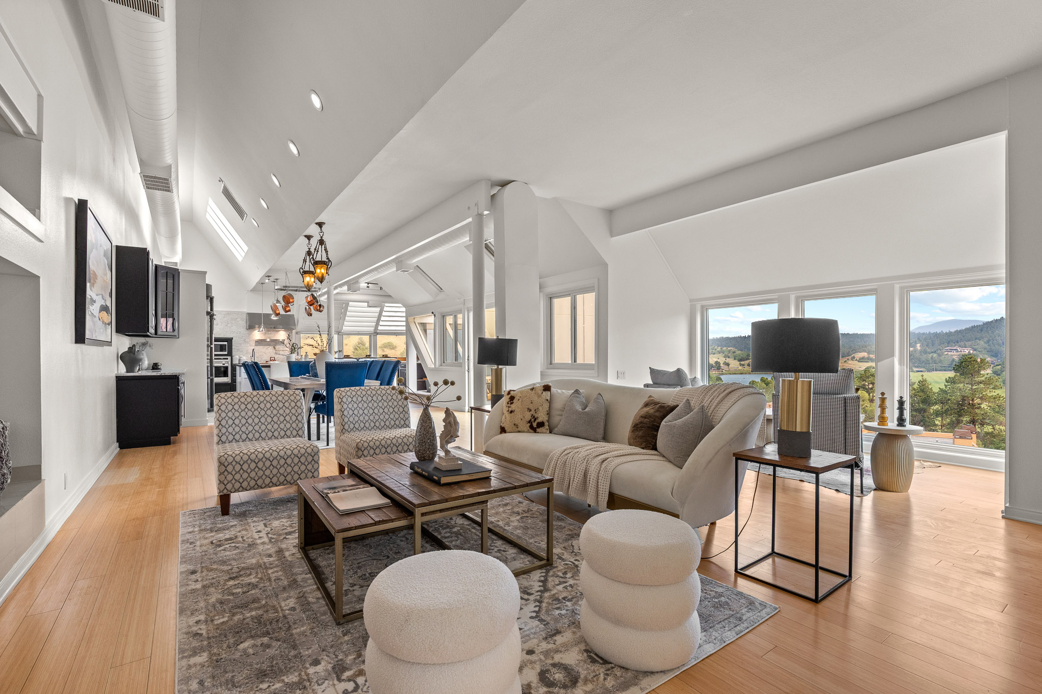  Set against the red rocks of Perry Park with a bold white stucco exterior - 物件實景