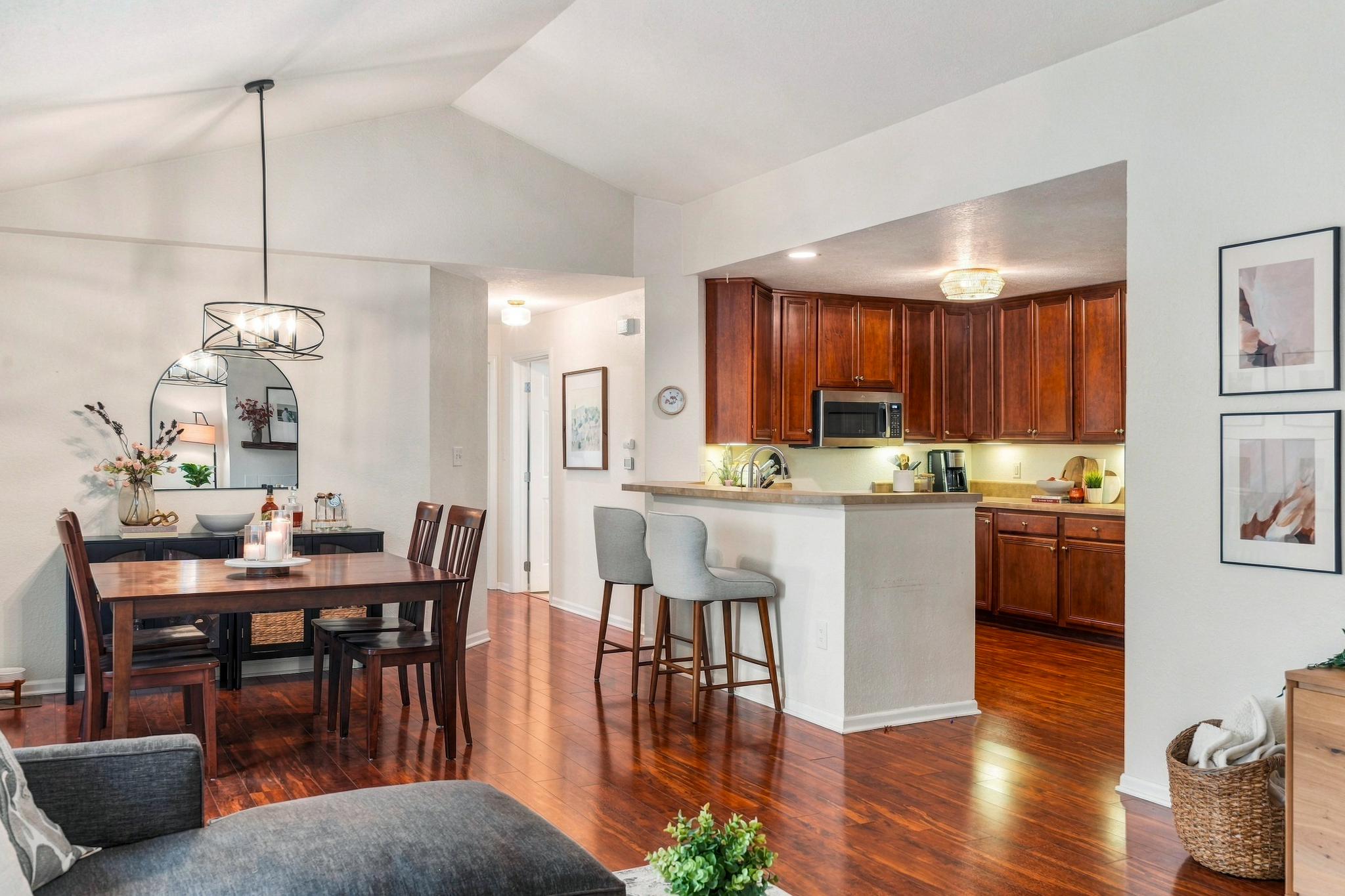  Pewaukee Condo with Scenic Pond Views & Resort Amenities - 物件實景
