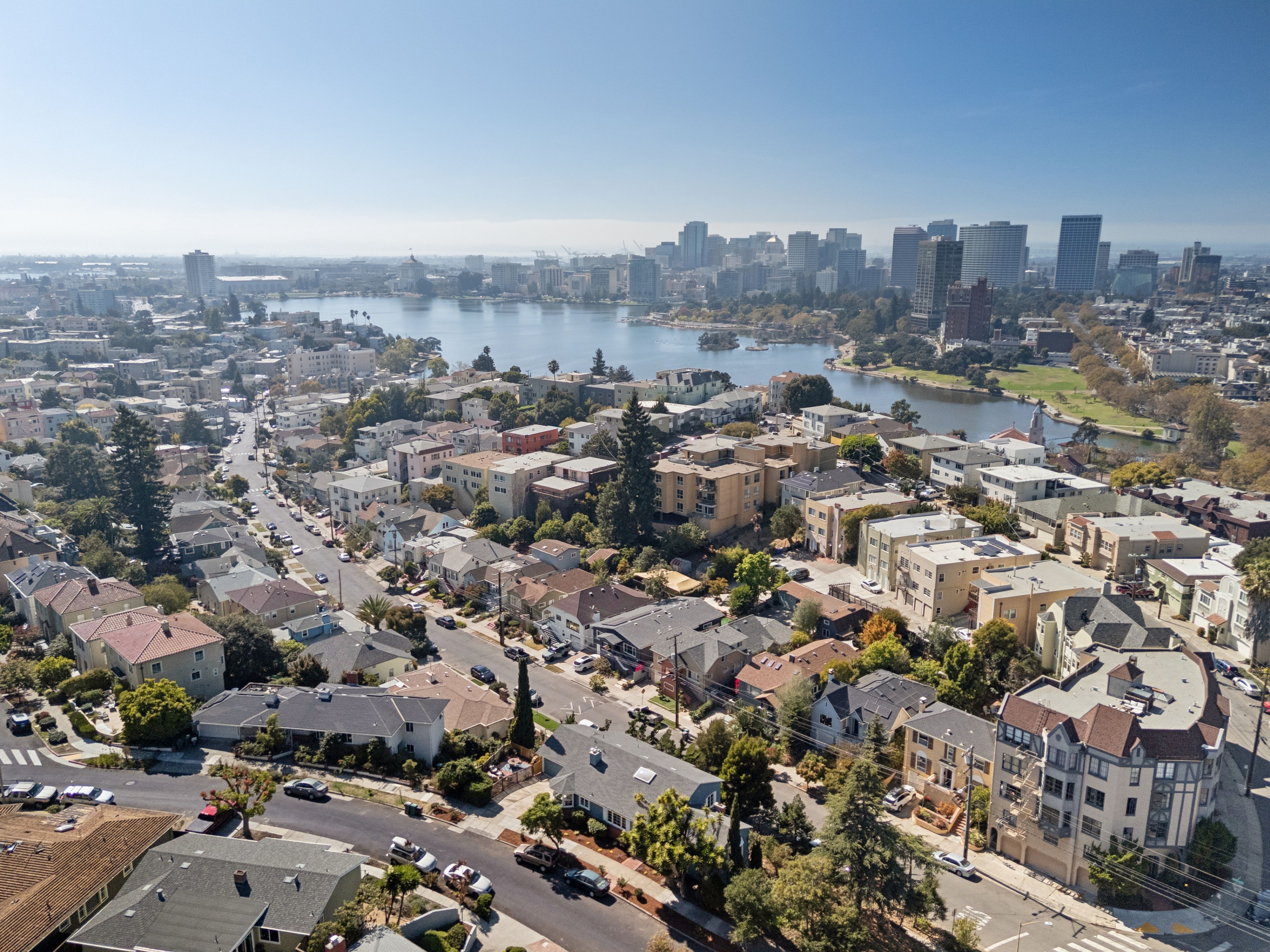  Spacious Corner-Lot Residence Offering Flexible Living Near Lake Merritt - 物件實景