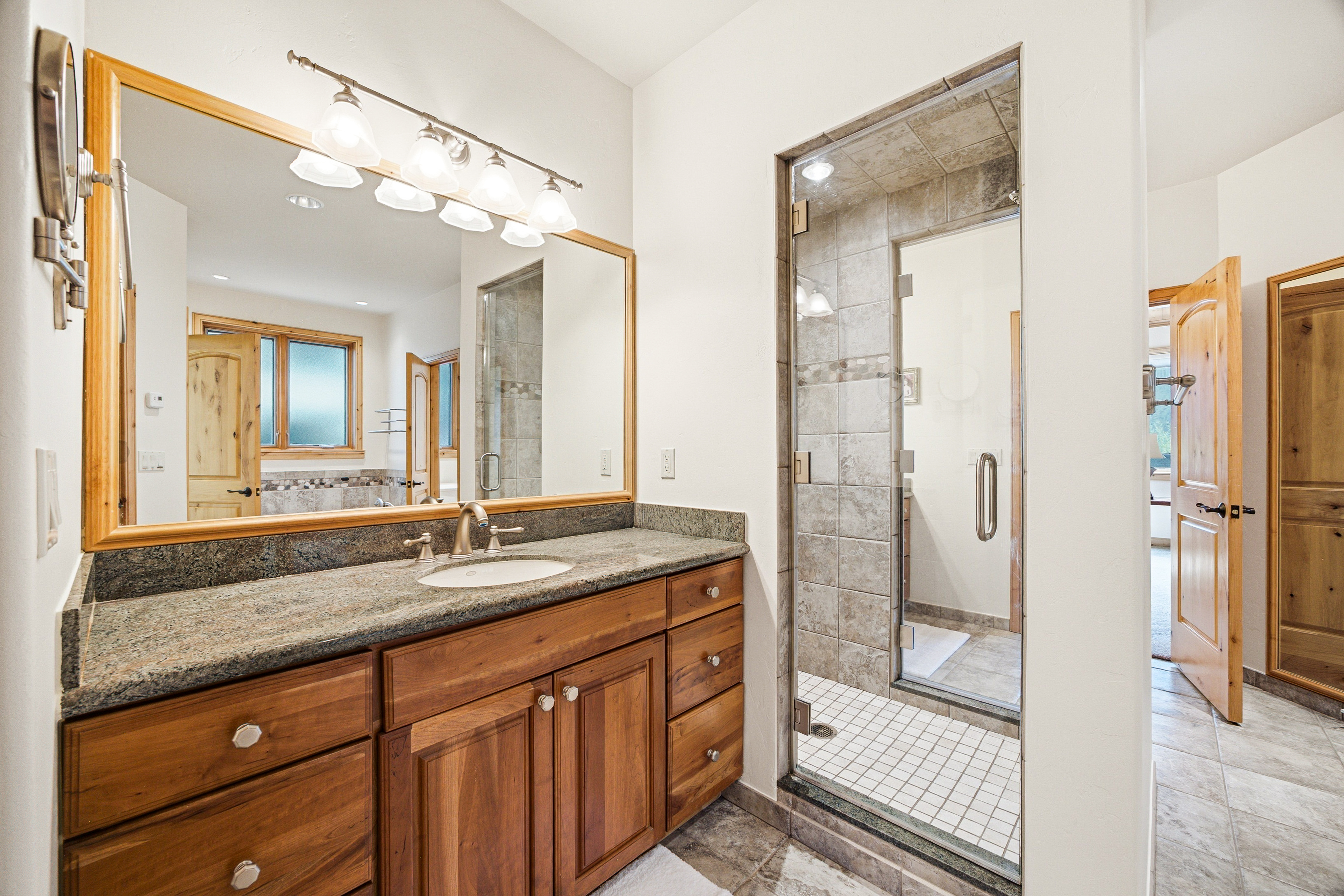  Custom-built, Single-family Home in the Exclusive Grand Traverse Neighborhood - 物件實景
