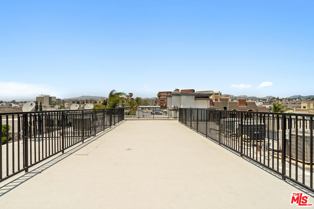 Los Angeles, California, 90049, United States, 3 Bedrooms Bedrooms, ,3 BathroomsBathrooms,Residential,For Sale,1885770