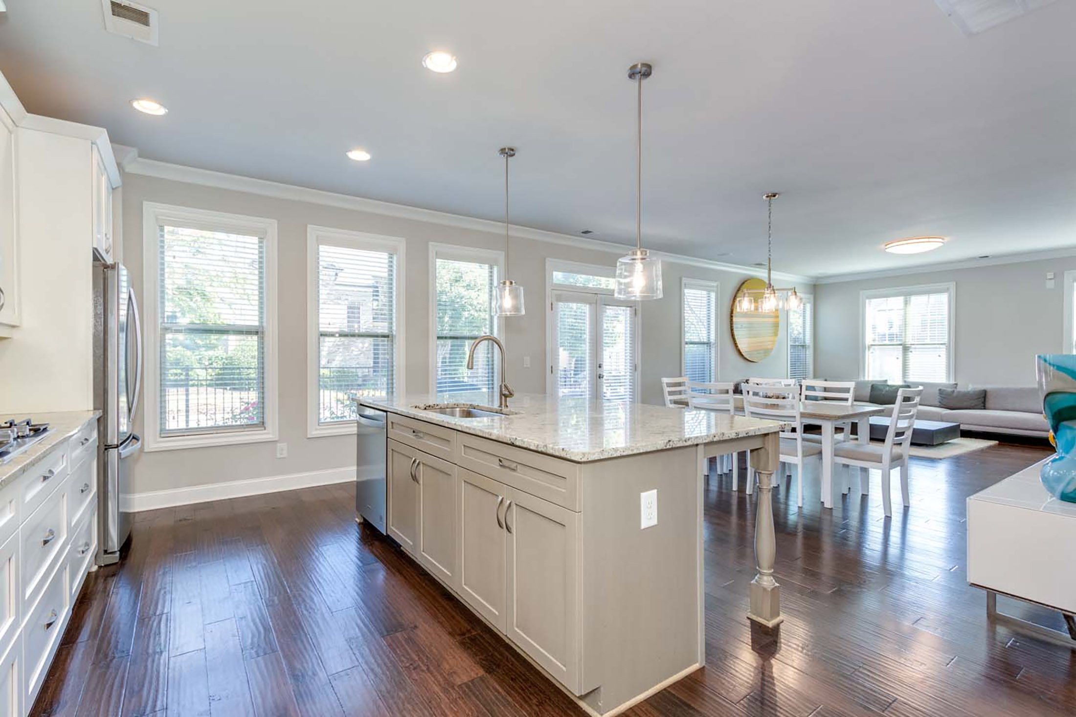  Four-Bedroom Brick Corner Lot in Jamestown - 物件實景