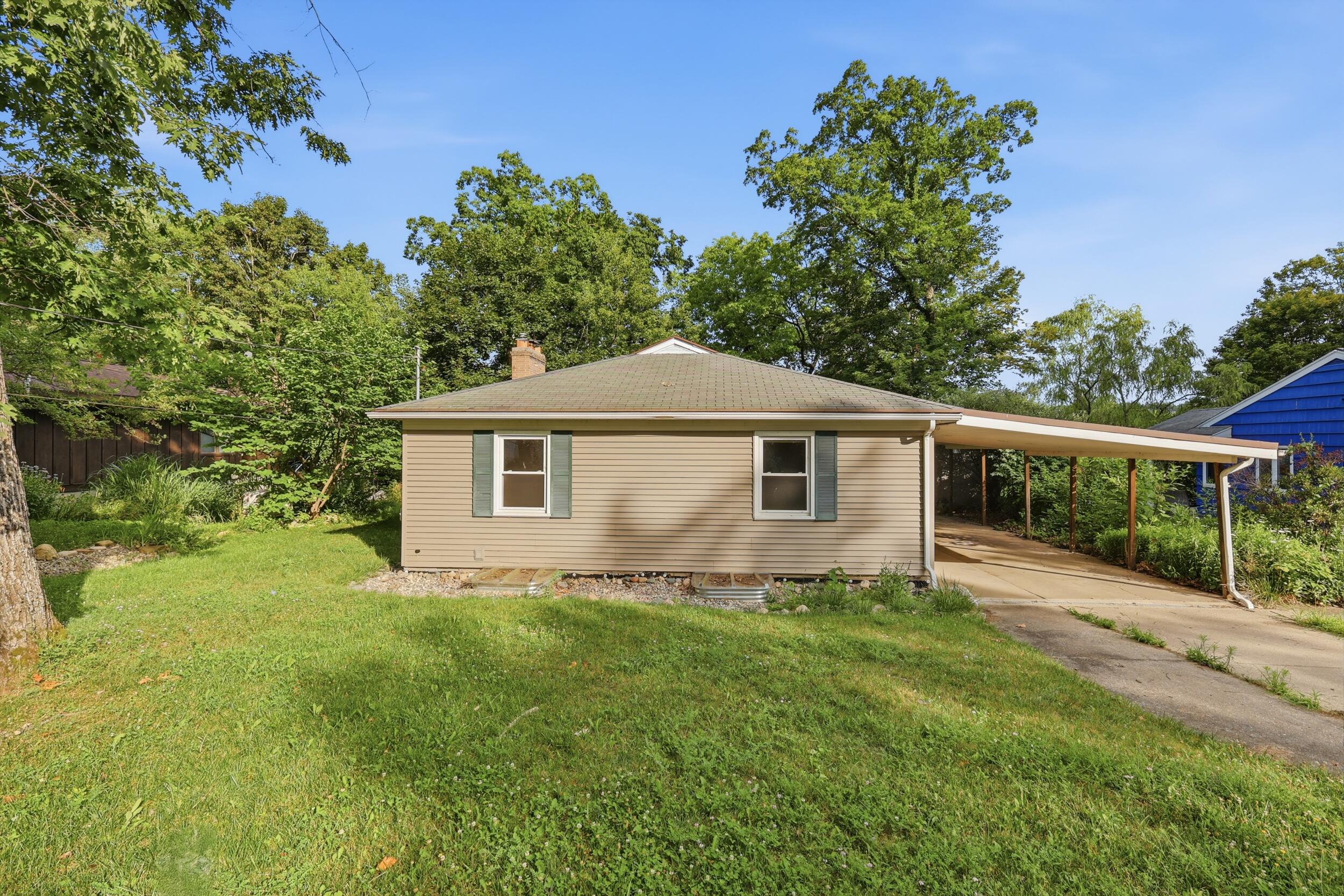 Cascade Springs Dr, Grand Rapids, MI 49546