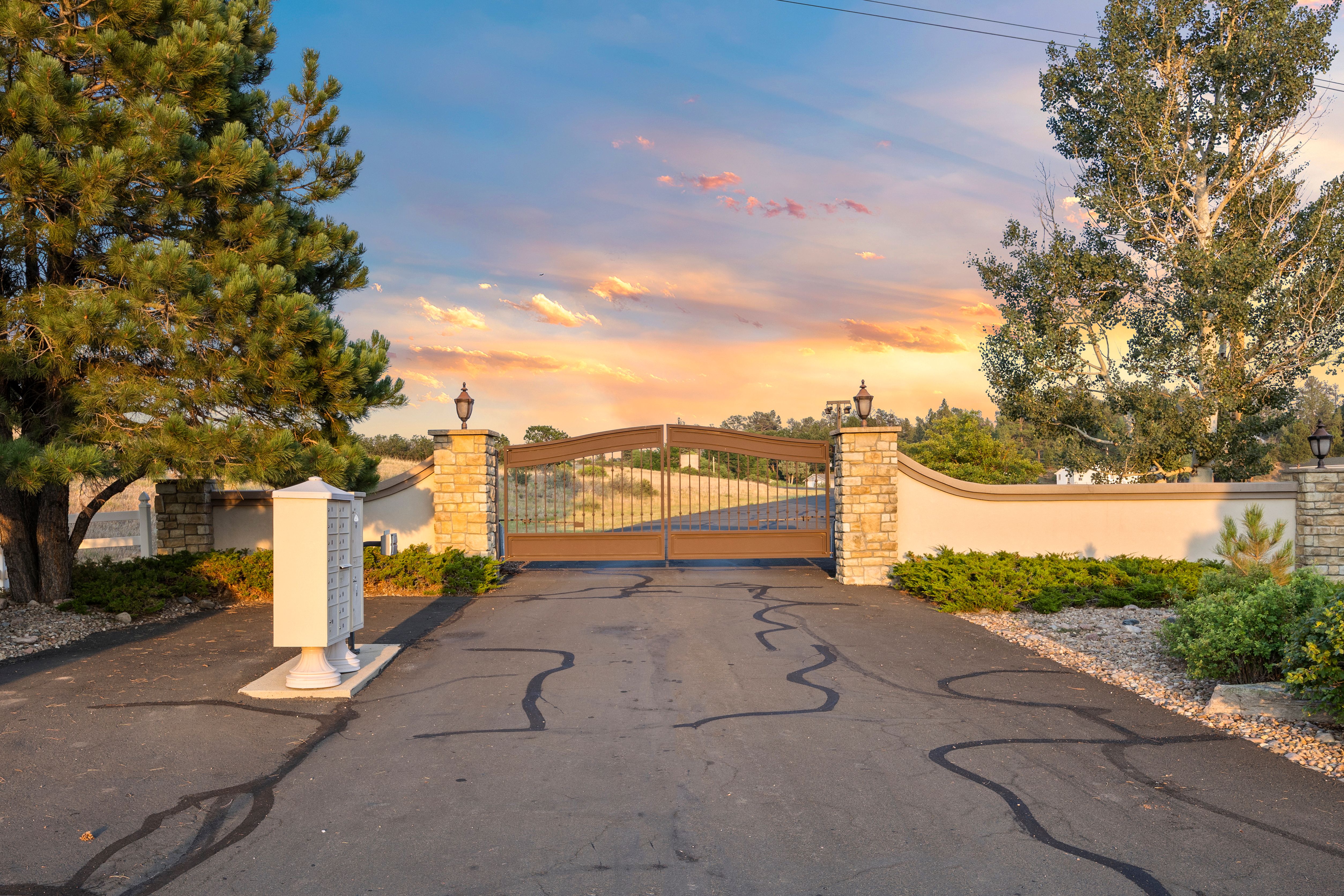  35 Acres  Front Range Views  Saltwater Pool  8,400 SF Workshop - 物件實景