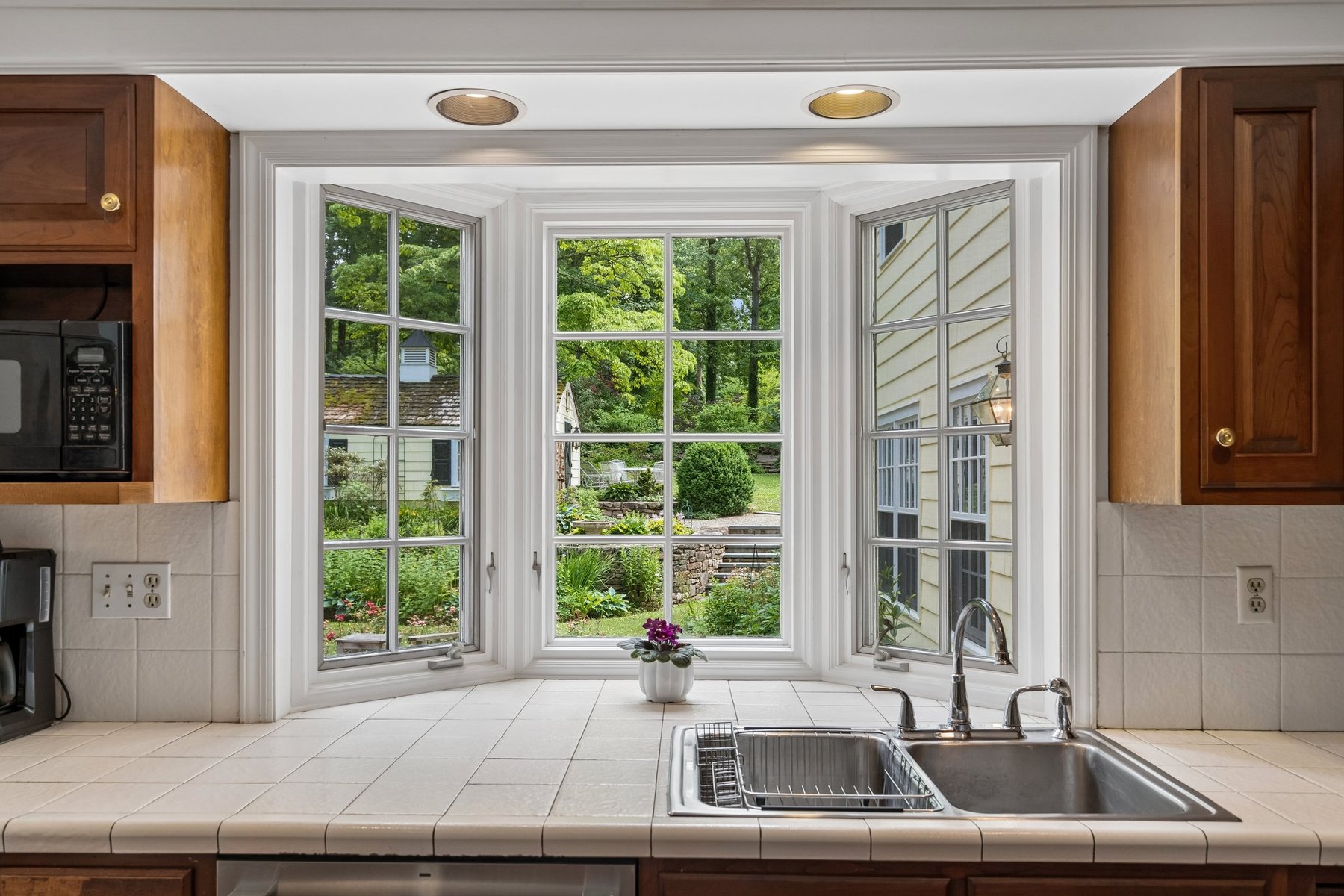  Colonial Offers Exceptional Quality and Workmanship Along With a Garden Oasis - 物件實景
