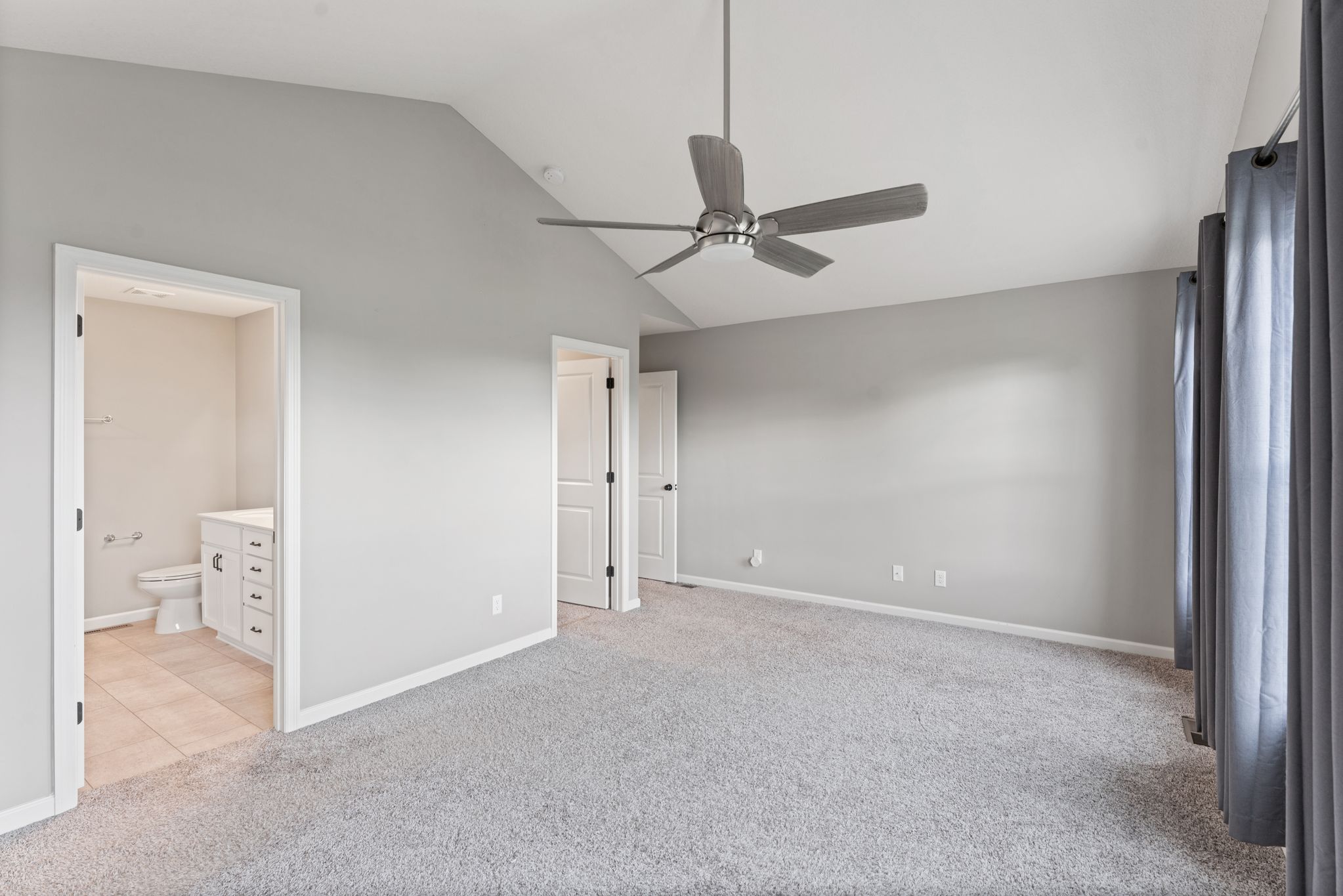  Spacious Walkout Living on a Prime Corner Lot - 物件實景