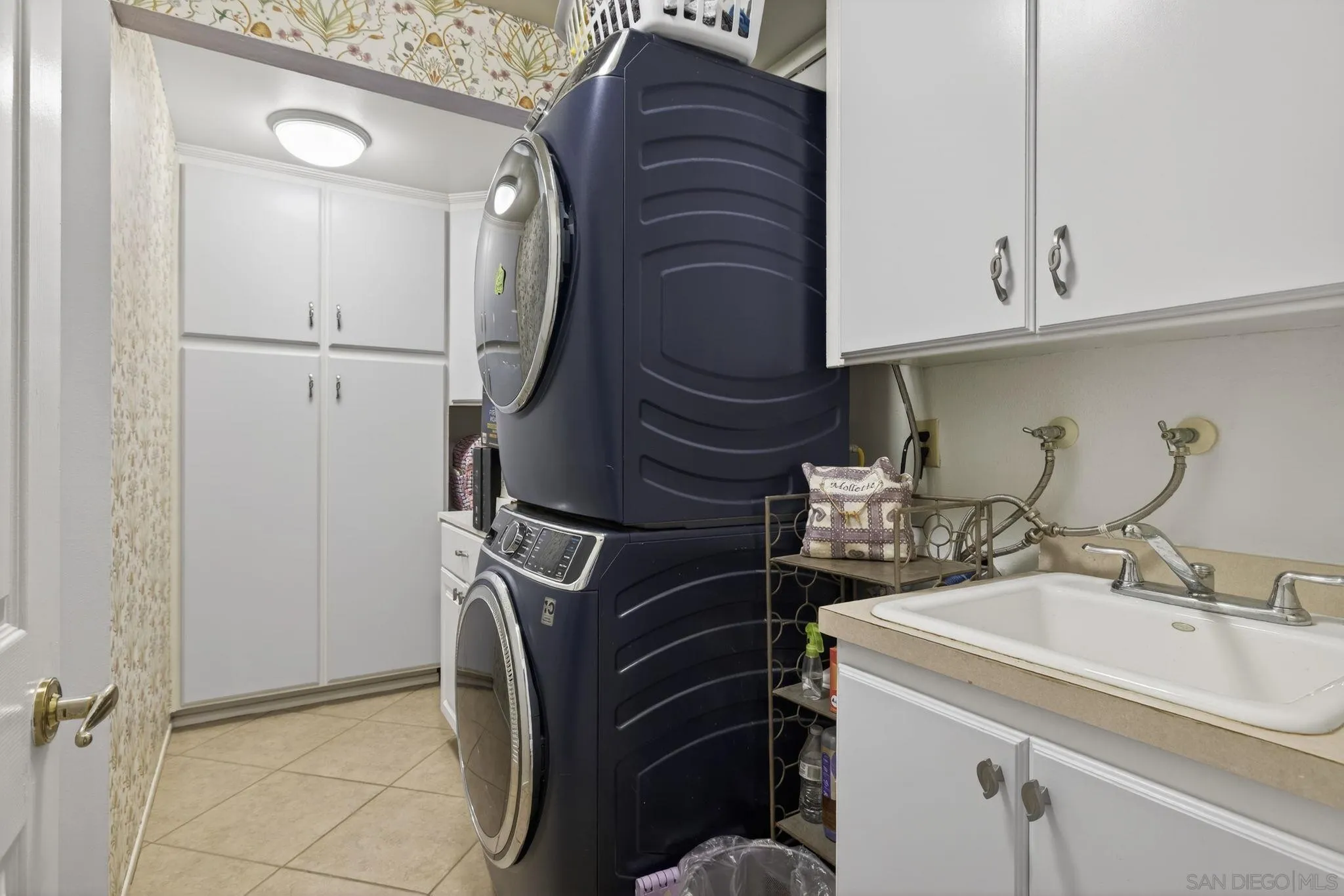 Camarillo, California, 93010, United States, 5 Bedrooms Bedrooms, ,4 BathroomsBathrooms,Residential,For Sale,2001849