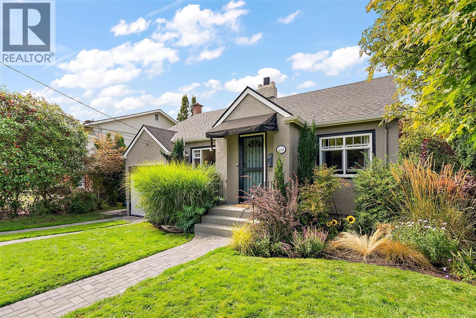 OAK BAY, British Columbia, V8R 5L1, CA, 3 Bedrooms Bedrooms, ,1 BathroomBathrooms,Residential,For Sale,1949750