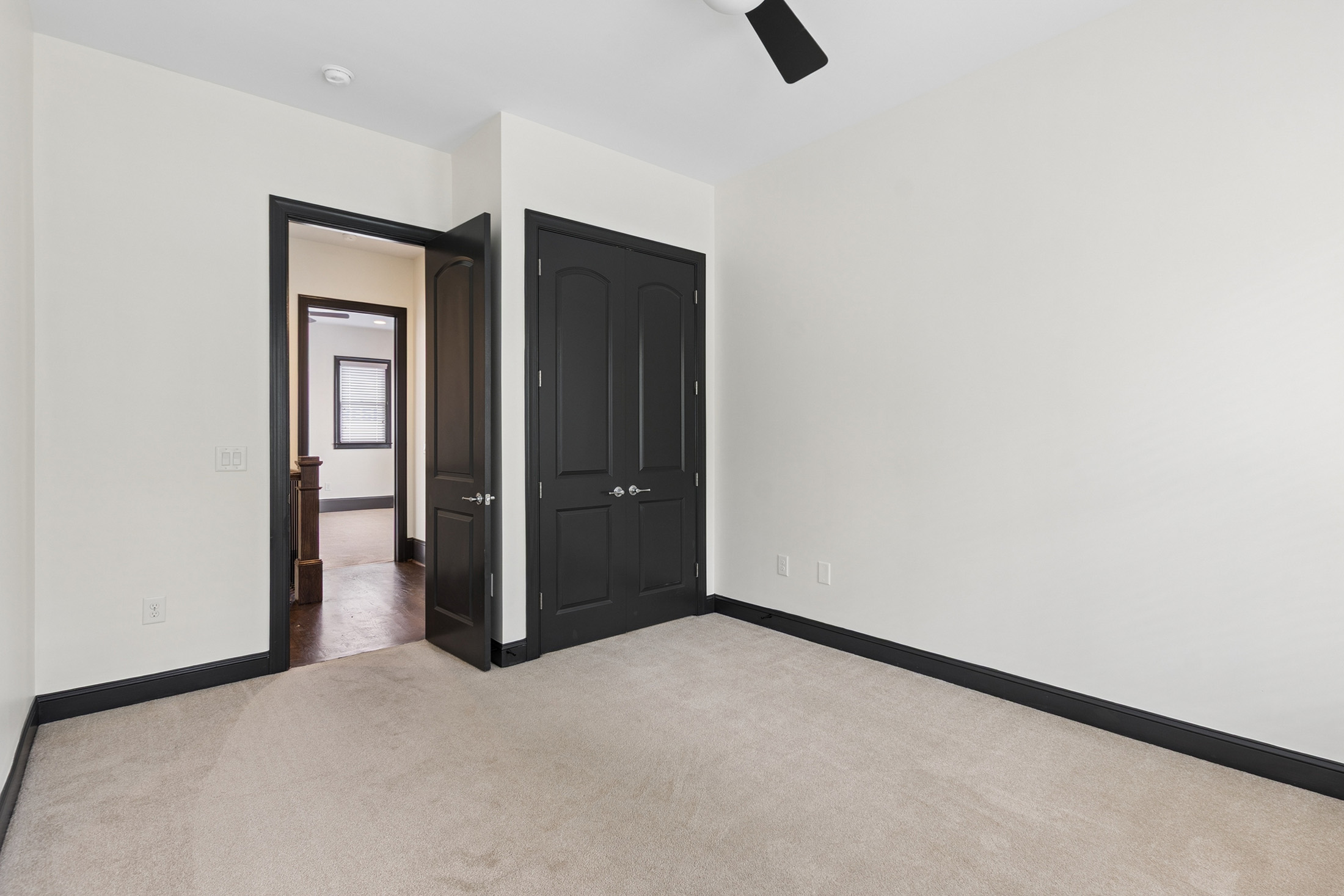  End-Unit Townhome with Fenced Backyard in Prime Location - 物件實景