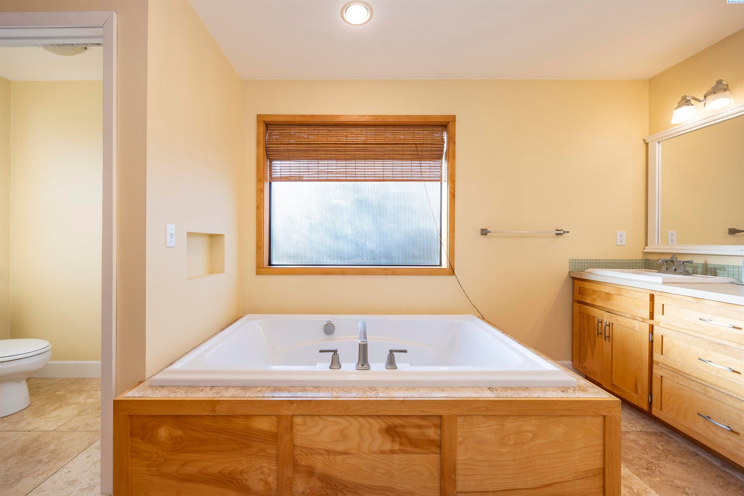 Sunnyside, Washington, 98944, United States, 3 Bedrooms Bedrooms, ,2 BathroomsBathrooms,Residential,For Sale,1998016