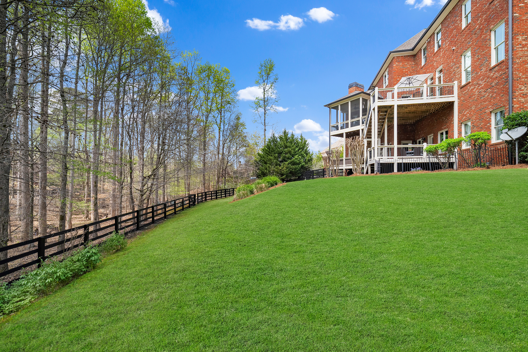  Meticulous Brick Estate Blends Timeless Architecture with Elevated Design - 物件實景