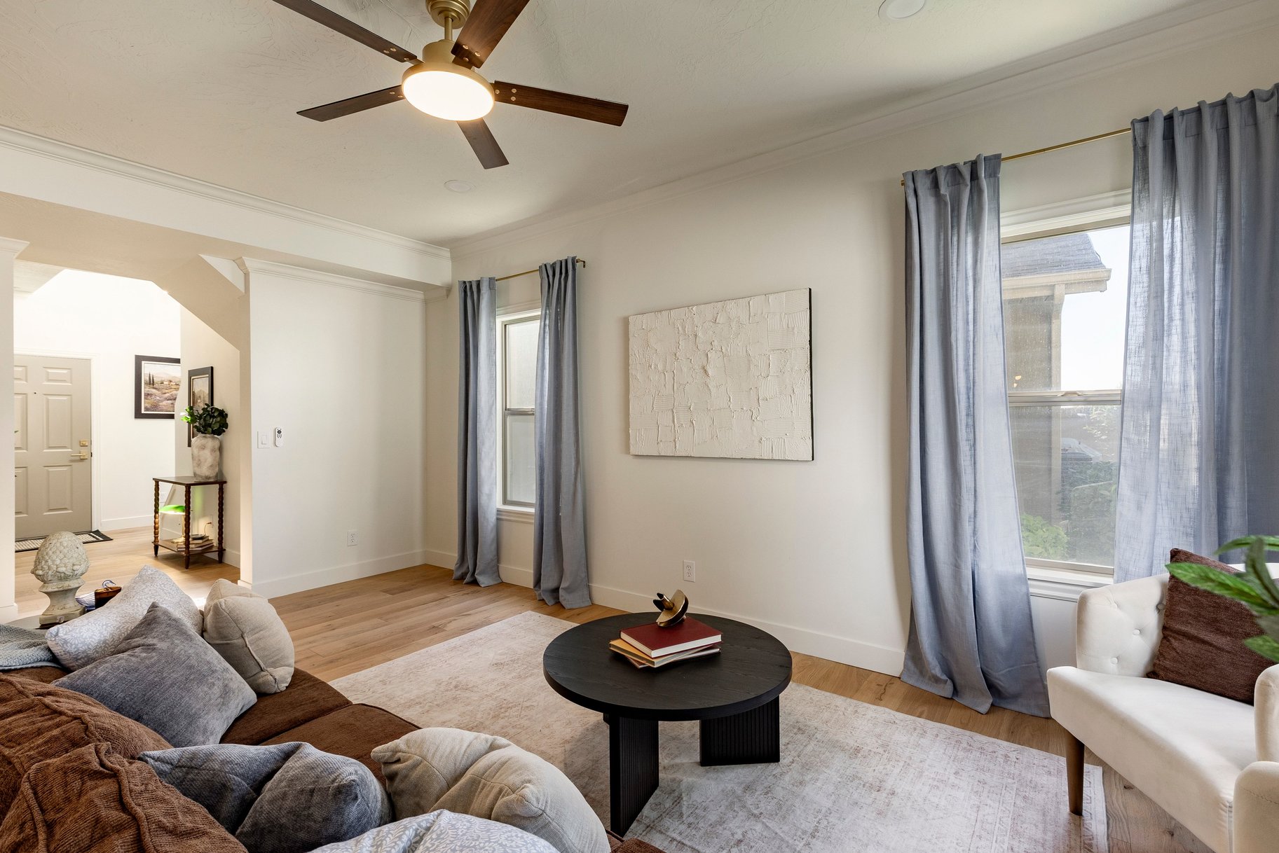  Fully Remodeled End-Unit in Prime Midvale Location - 物件實景