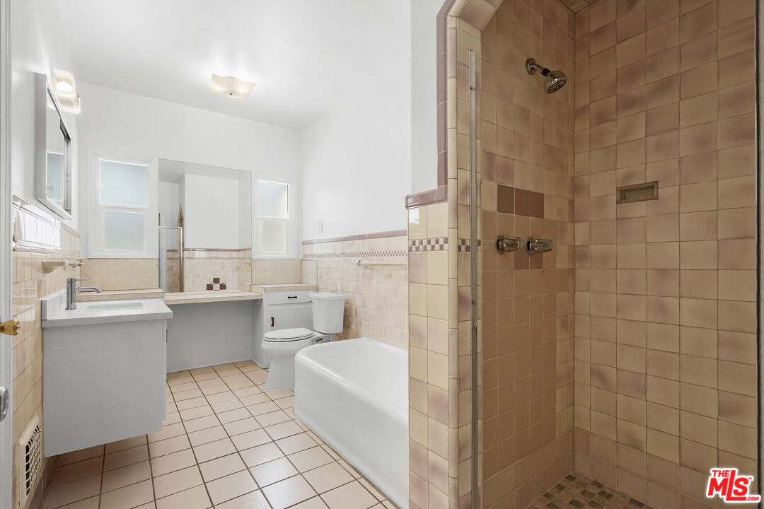 Los Angeles, California, 90036, United States, 3 Bedrooms Bedrooms, ,3 BathroomsBathrooms,Residential,For Sale,1896825