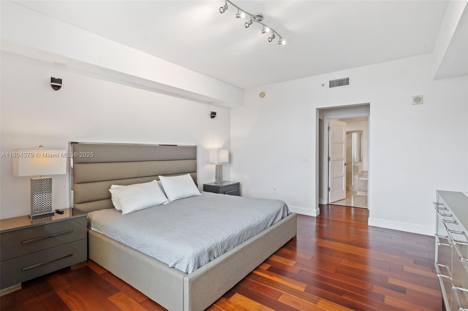 Aventura, Florida, 33180, United States, 2 Bedrooms Bedrooms, ,3 BathroomsBathrooms,Residential,For Sale,1826878