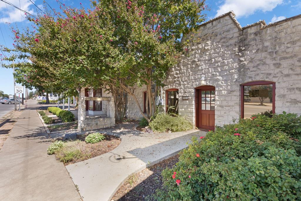 Fredericksburg, Texas, 78624, United States, 5 Bedrooms Bedrooms, ,4 BathroomsBathrooms,Residential,For Sale,1981839