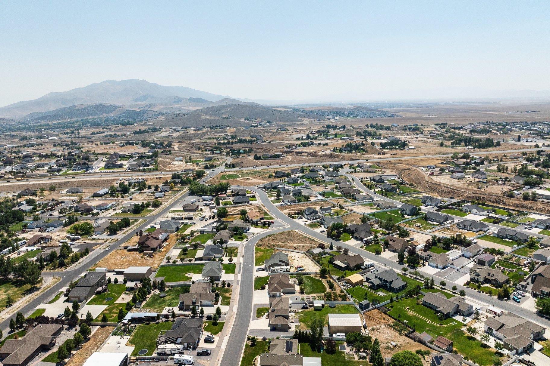  0.56 acres. Corner Lot. No HOA. ADU Potential. This one is different - 物件實景